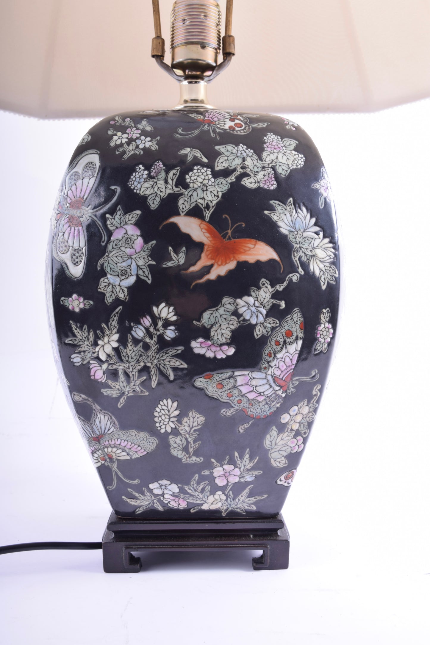 Lampa stołowa w stylu orientalnym – porcelana, motyw motyli i kwiatów 78 cm