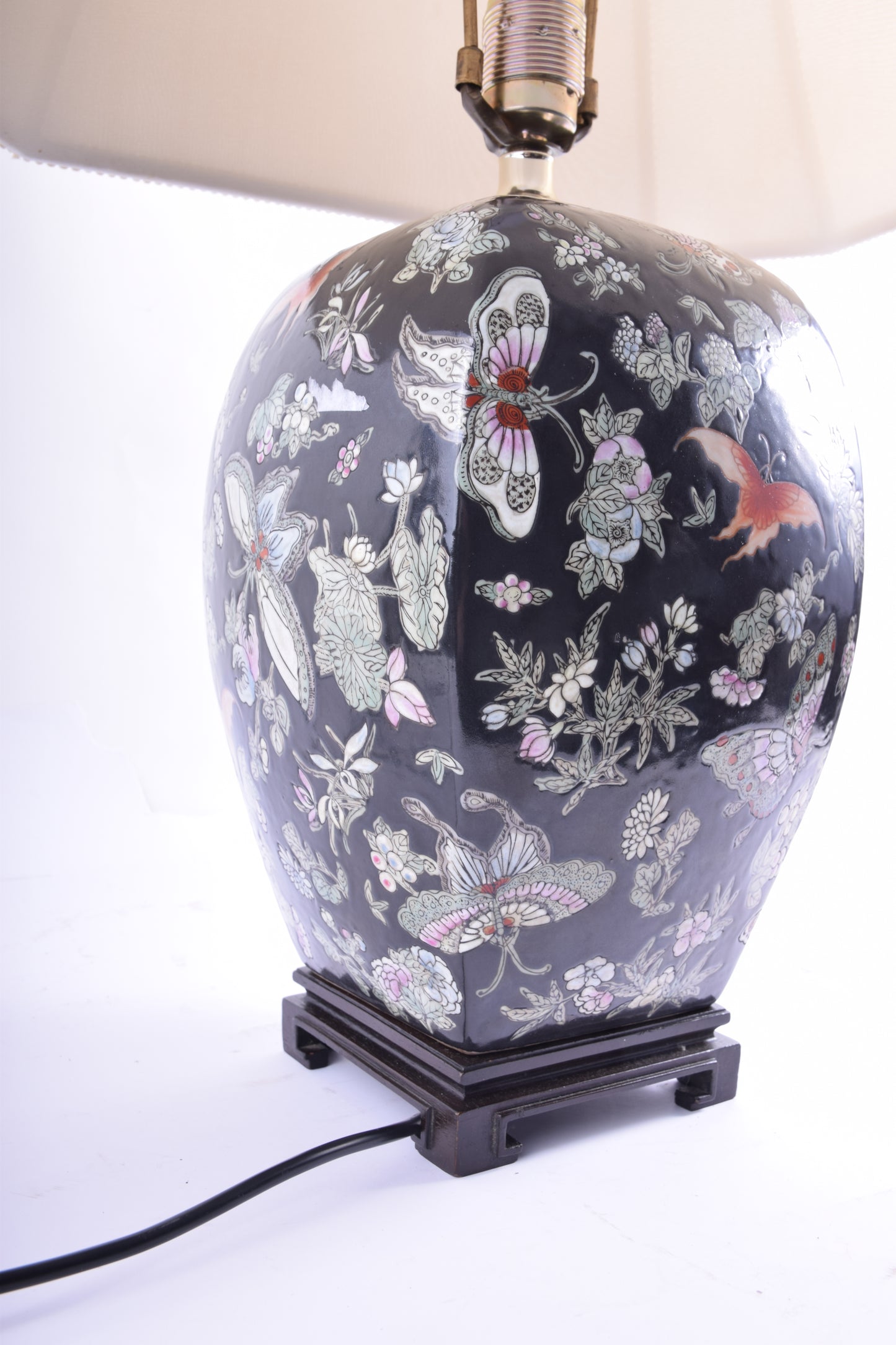 Lampa stołowa w stylu orientalnym – porcelana, motyw motyli i kwiatów 78 cm