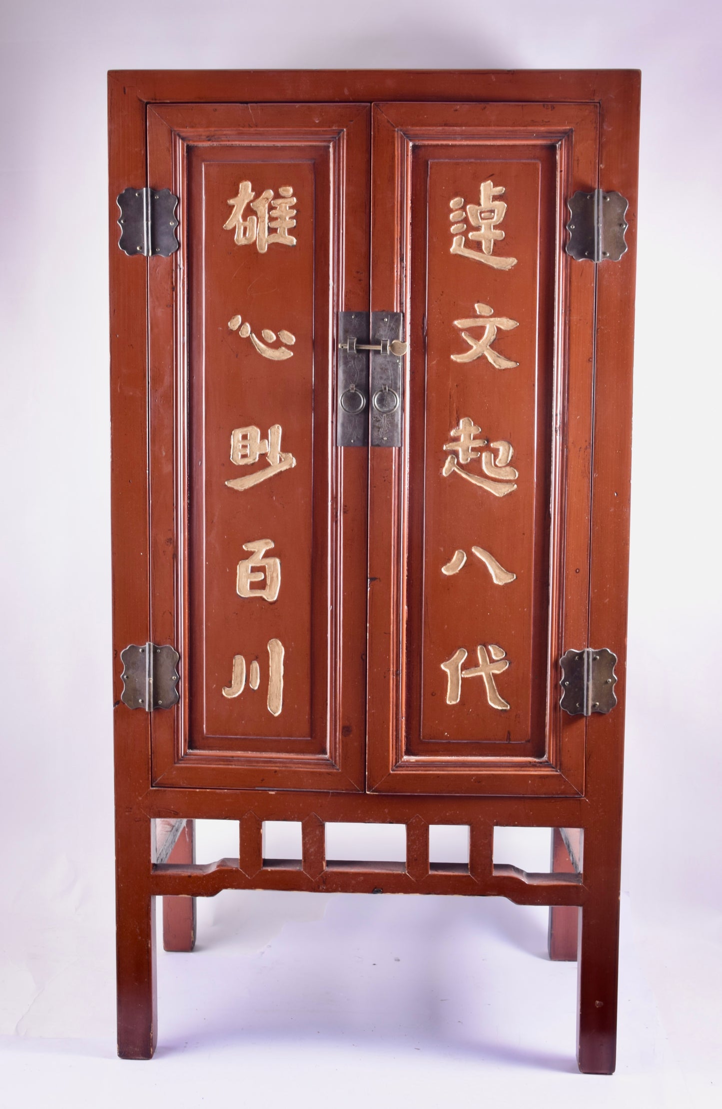 Chińska szafka z kaligrafią lakier ciemnoczerwony Chiny, 2. poł. XX w.124cm