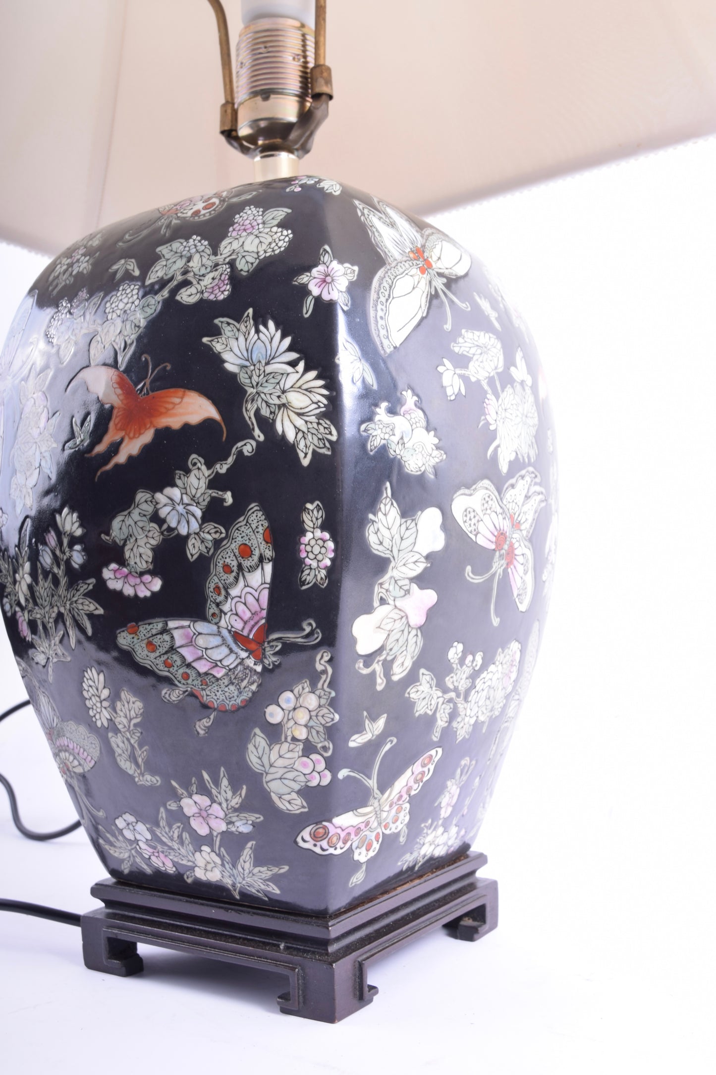 Lampa stołowa w stylu orientalnym – porcelana, motyw motyli i kwiatów 78 cm