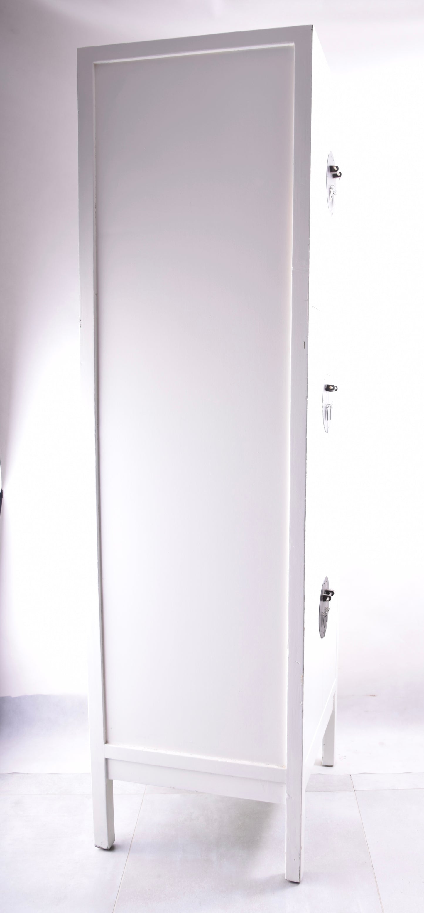 Sztuka Chin szafka smukła prosta forma biała XXw 190x56x53cm