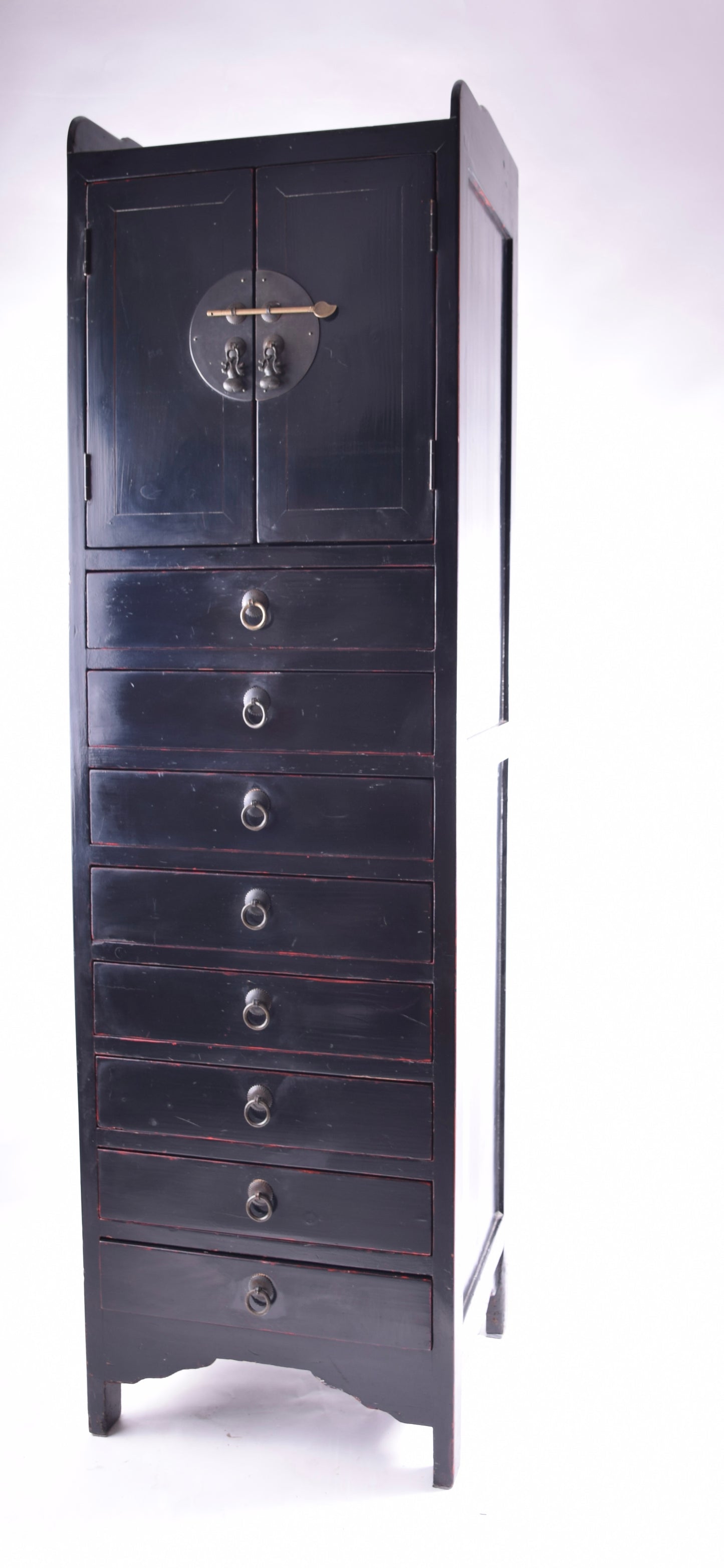 Sztuka Chin komoda czarna z karminowym akcentem smukła XXw 160x45x38cm