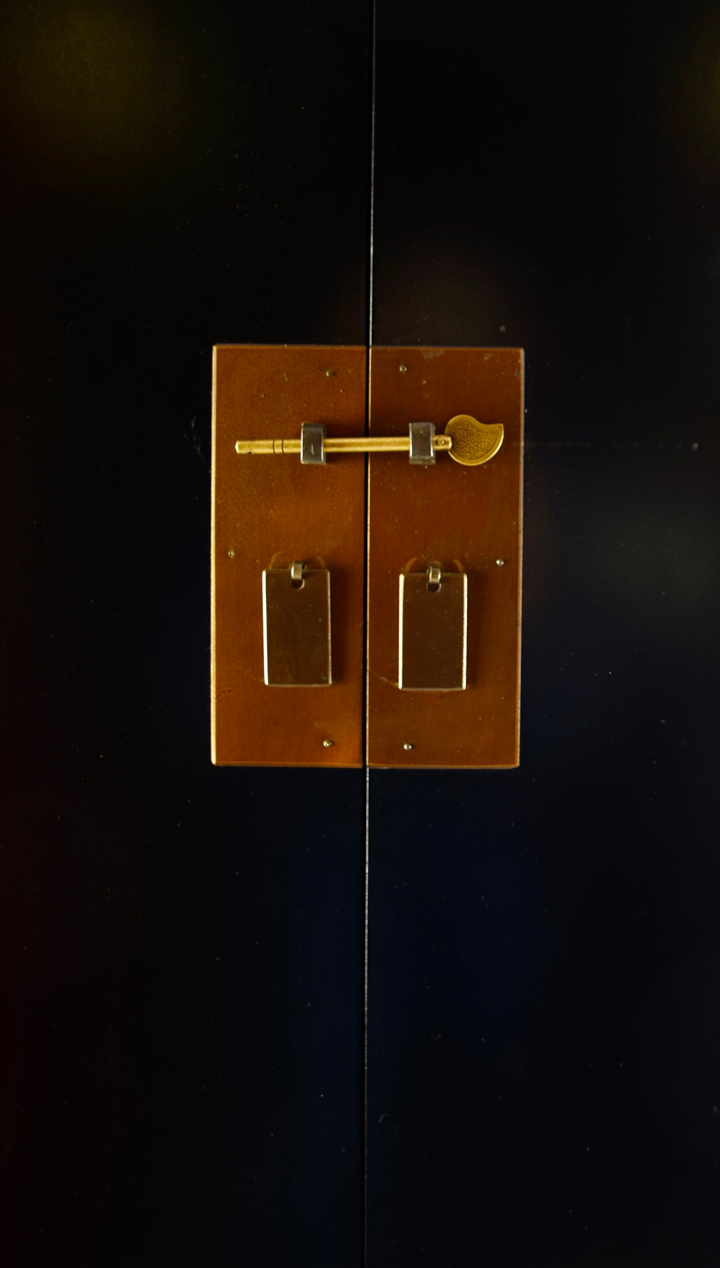 Sztuka Chin pojemna szafka bieliźniarka czarna z szufladą XXw 160x80x45 cm