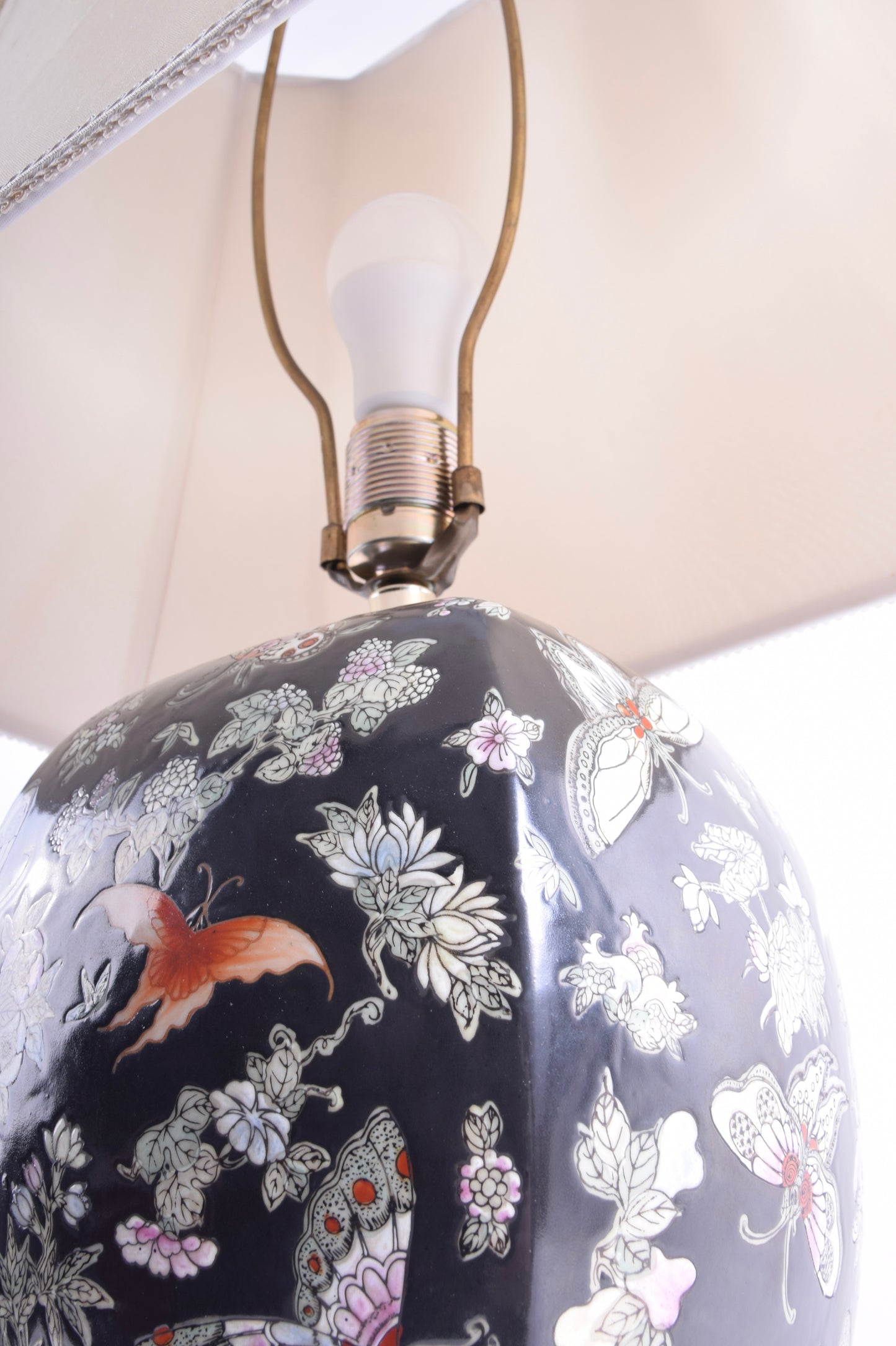 Lampa stołowa w stylu orientalnym – porcelana, motyw motyli i kwiatów 78 cm