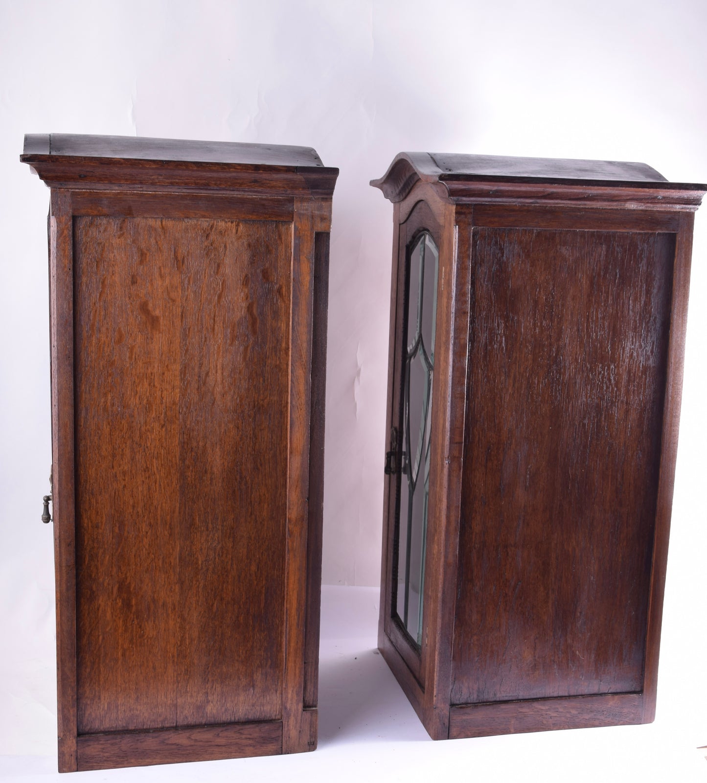 Para wiszących szafek z fazowanym szkłem ok. 1900–1925 78x38x36cm
