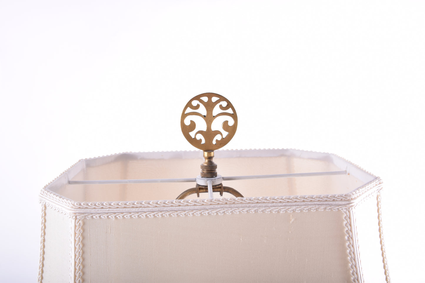 Lampa stołowa w stylu orientalnym – porcelana, motyw motyli i kwiatów 78 cm