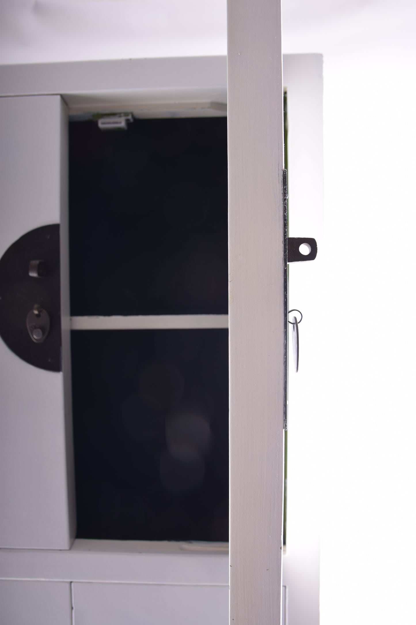 Sztuka Chin szafka smukła prosta forma biała XXw 190x56x53cm