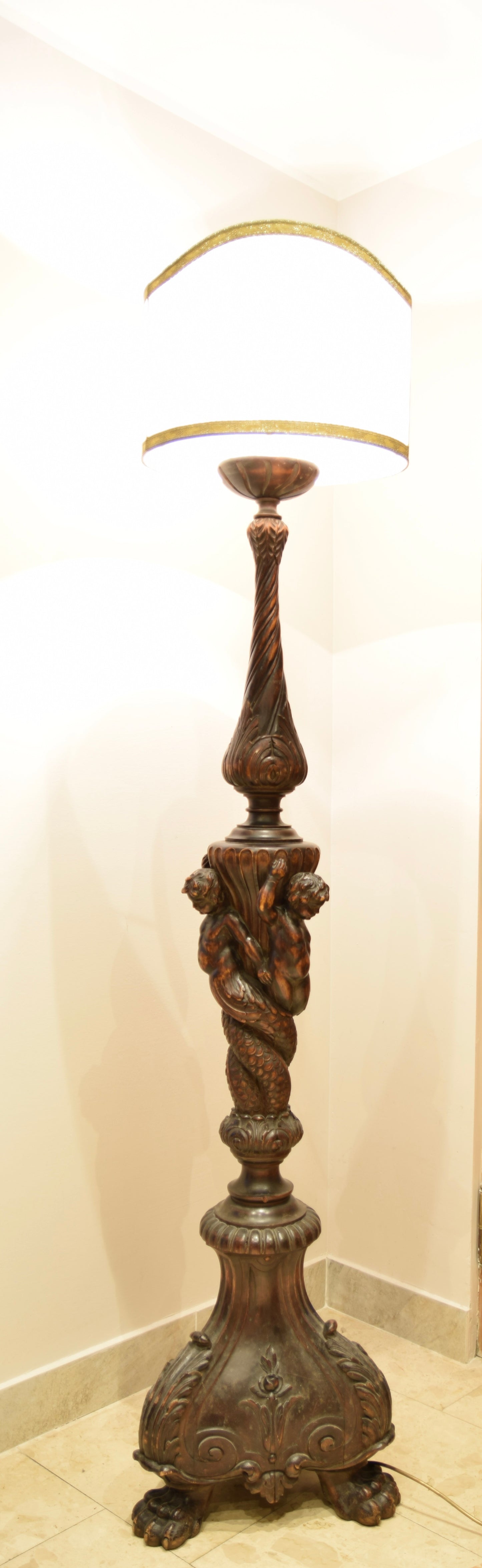 Duża lampa drewniana rzeźbiona z aniołami II połowa XIX wieku 192x45 cm