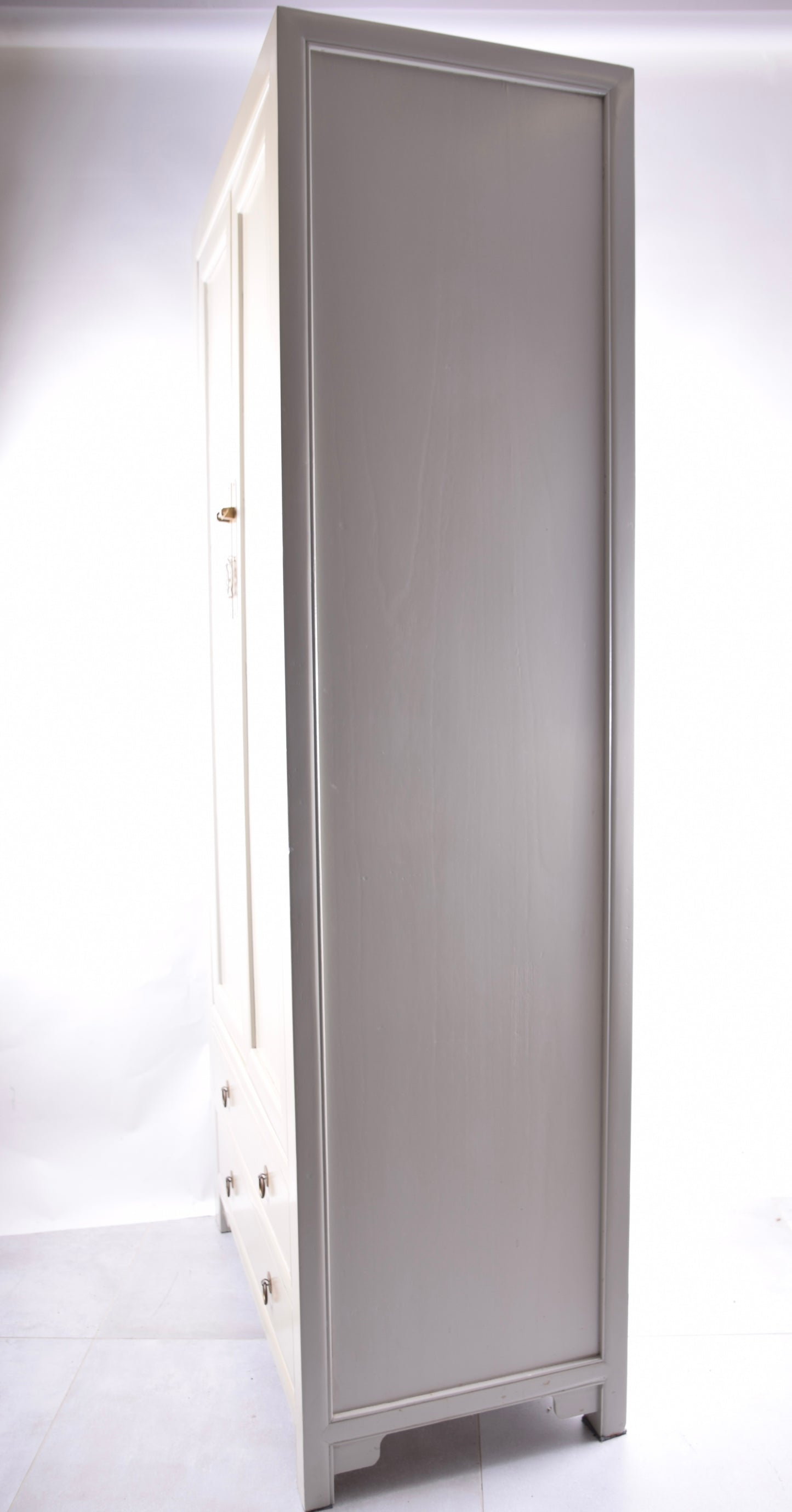 Sztuka Chin szafa z wieszakiem prosta forma jasna oliwka XXw 180x80x45cm