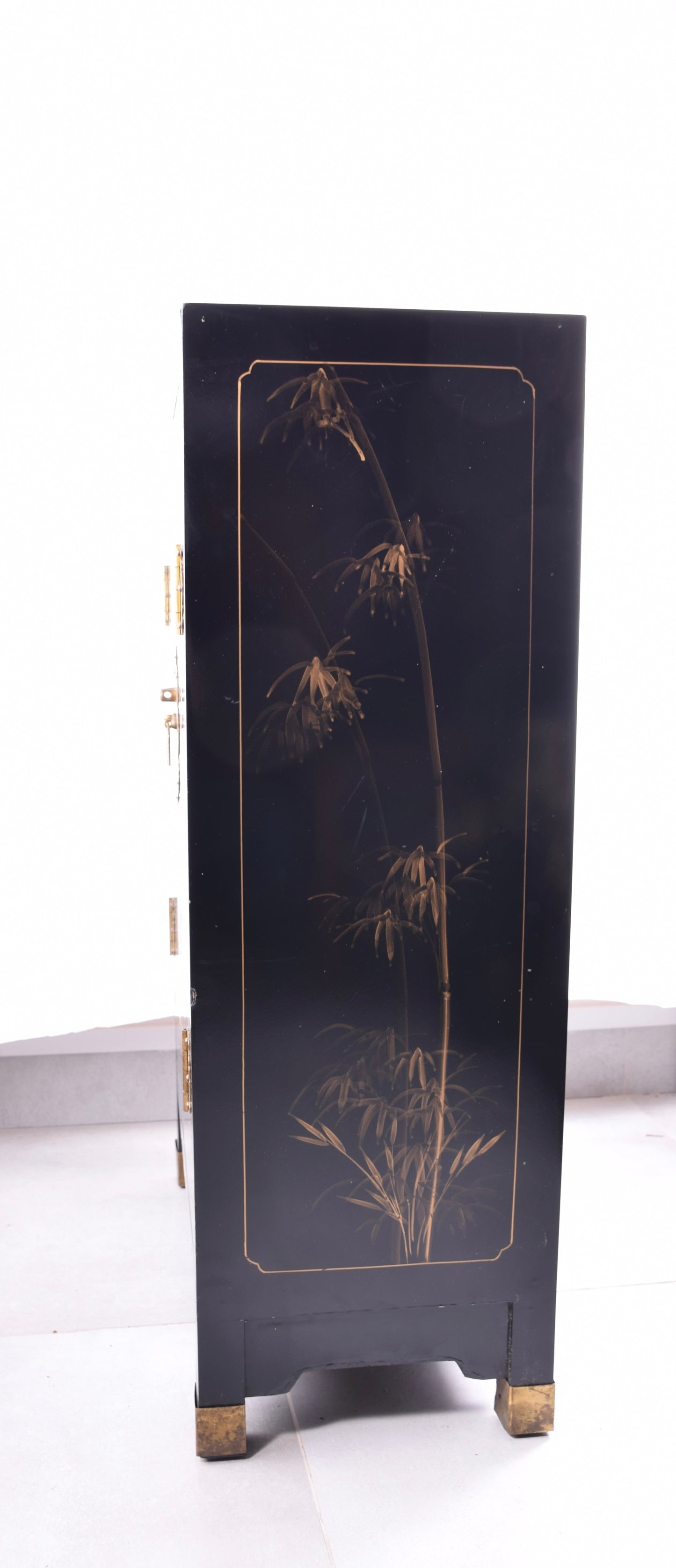 Malowana zgrabna komoda z Chińskim Motywem XX wiek 92x60x30cm