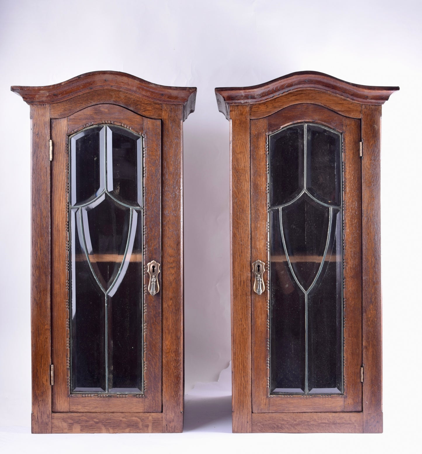 Para wiszących szafek z fazowanym szkłem ok. 1900–1925 78x38x36cm
