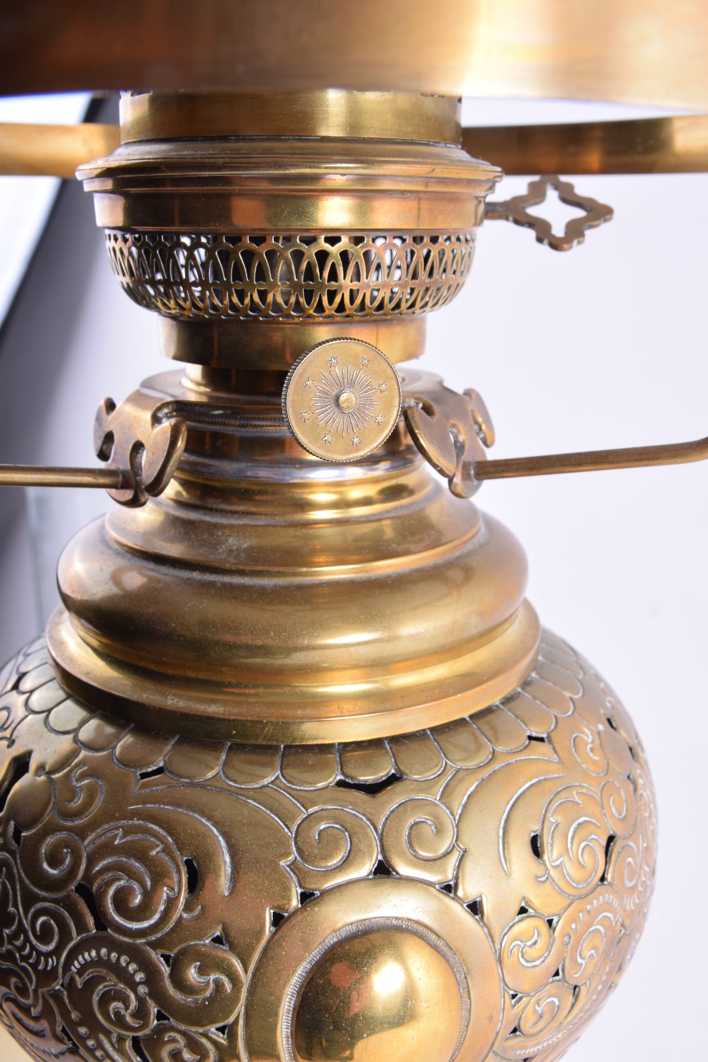 Antyczna lampa naftowa Kosmos – Eckel & Glinicke – z dedykacją z 1875 r.