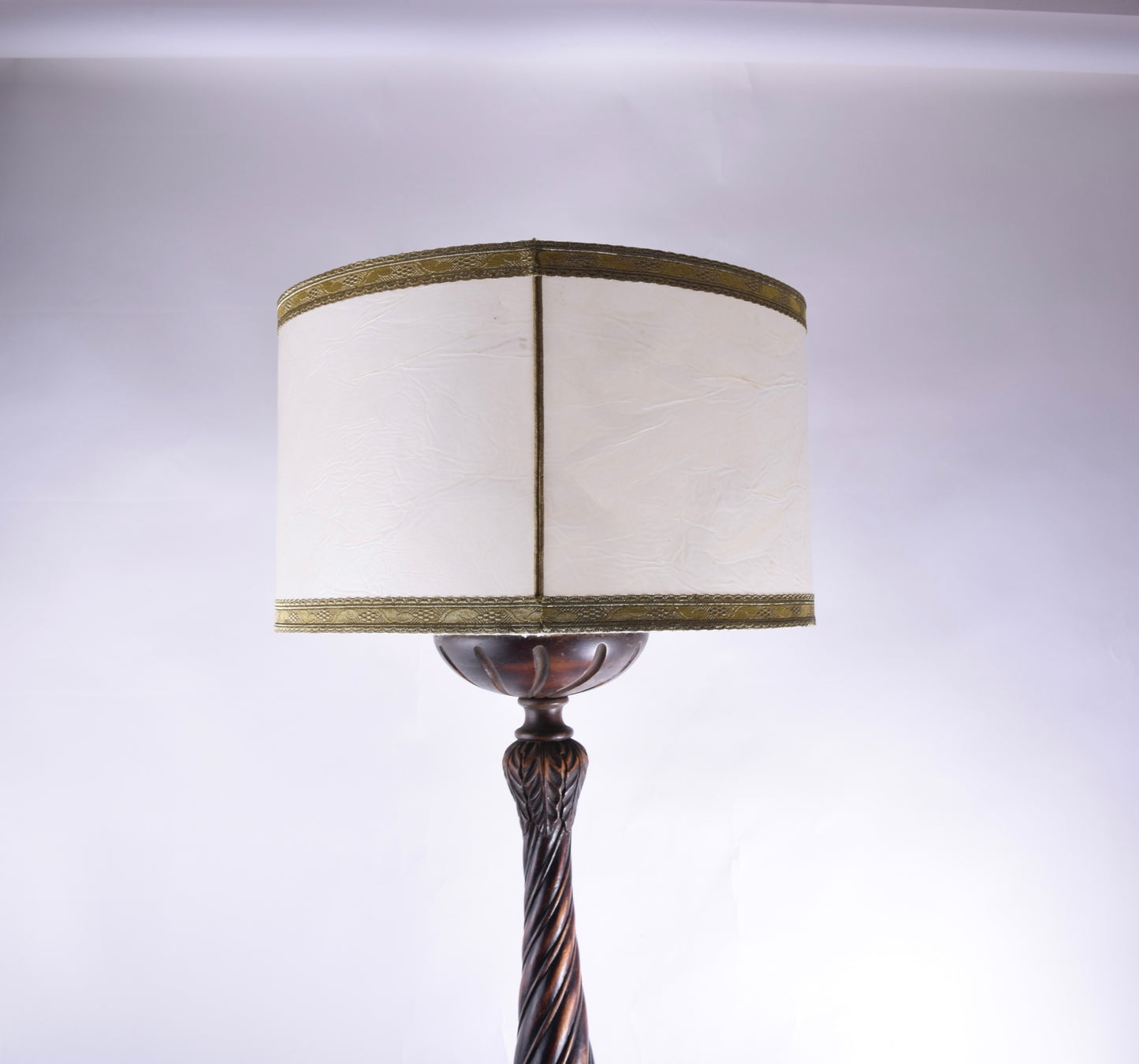 Duża lampa drewniana rzeźbiona z aniołami II połowa XIX wieku 192x45 cm