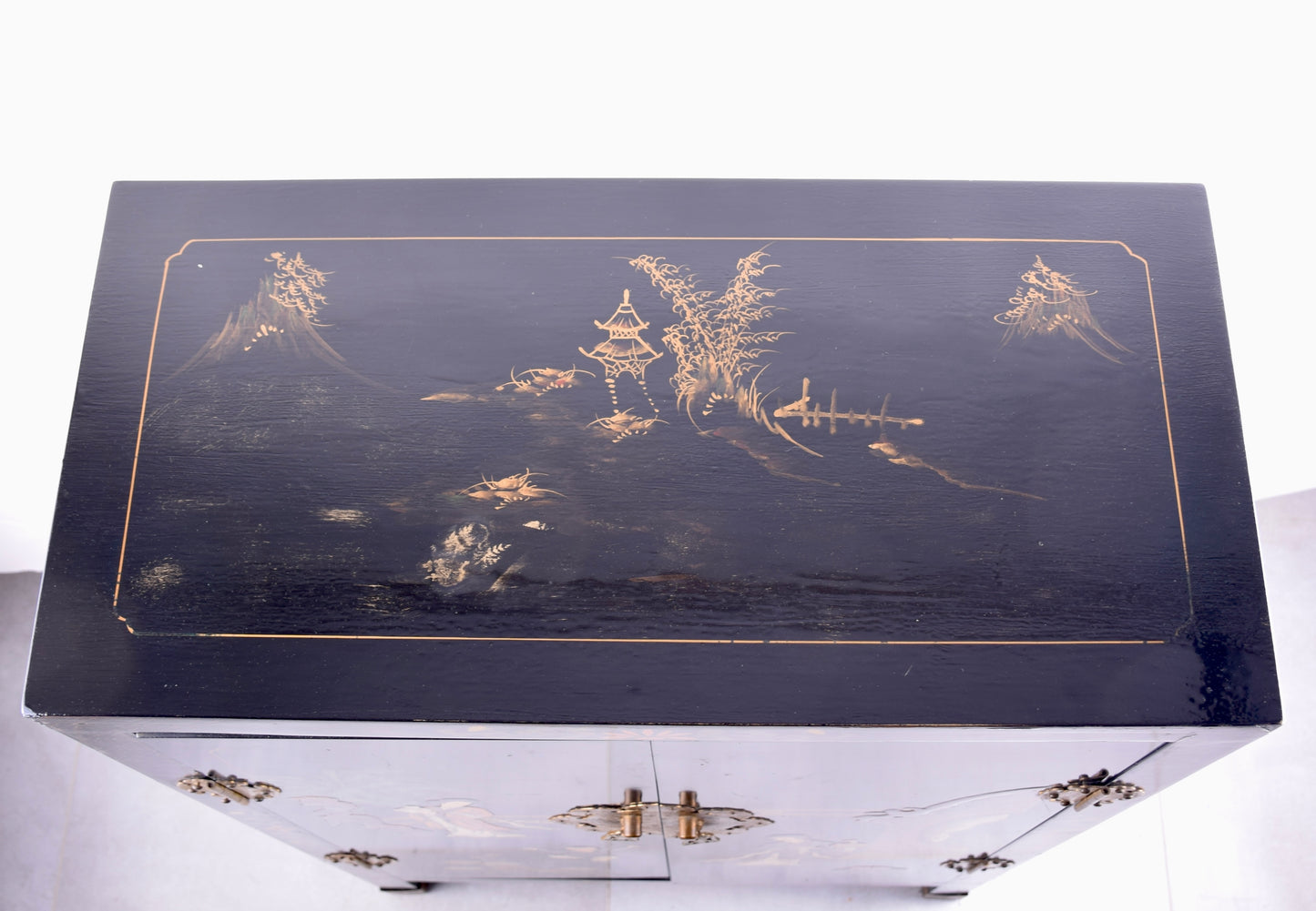 Malowana zgrabna komoda z Chińskim Motywem XX wiek 92x60x30cm