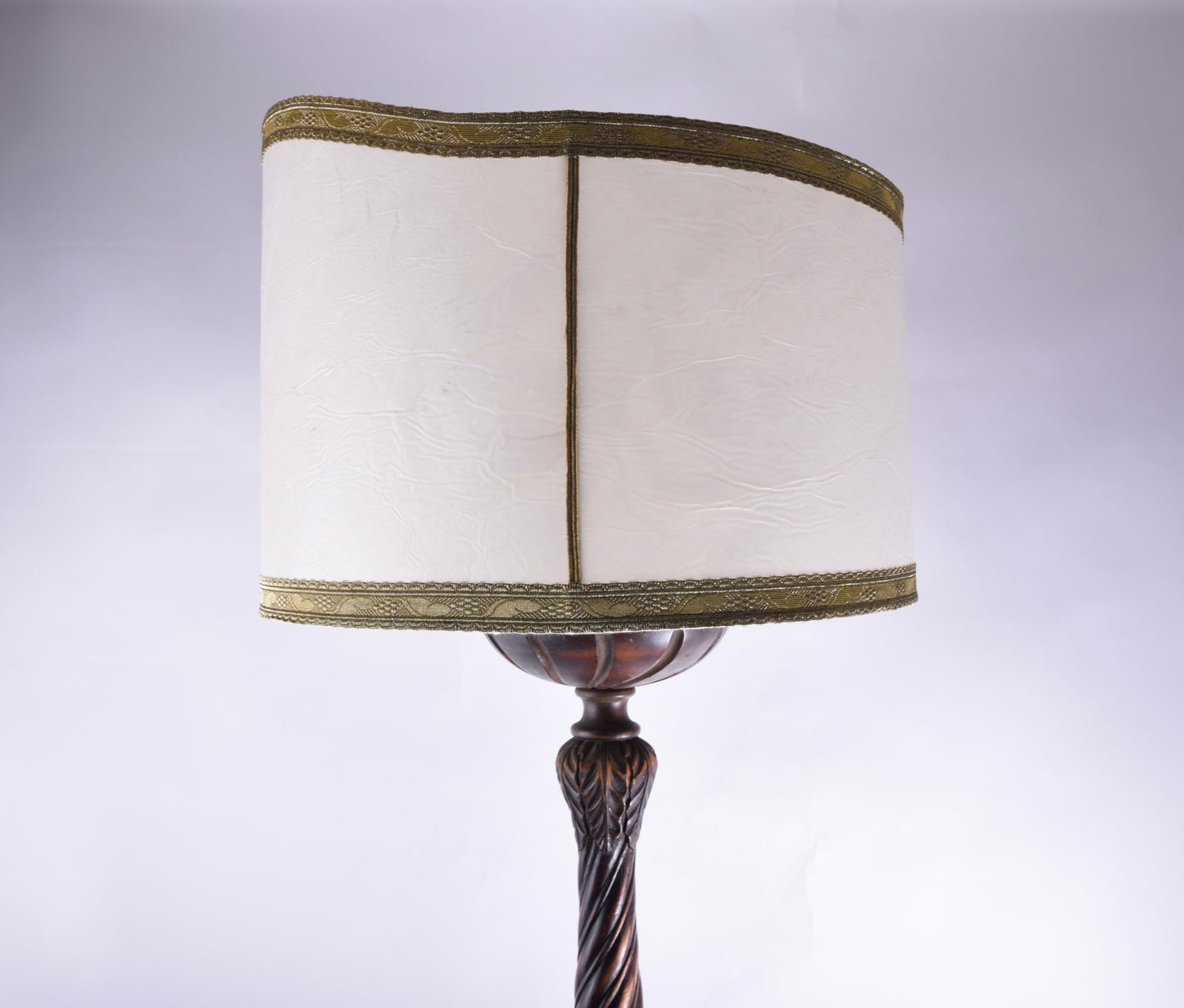 Duża lampa drewniana rzeźbiona z aniołami II połowa XIX wieku 192x45 cm