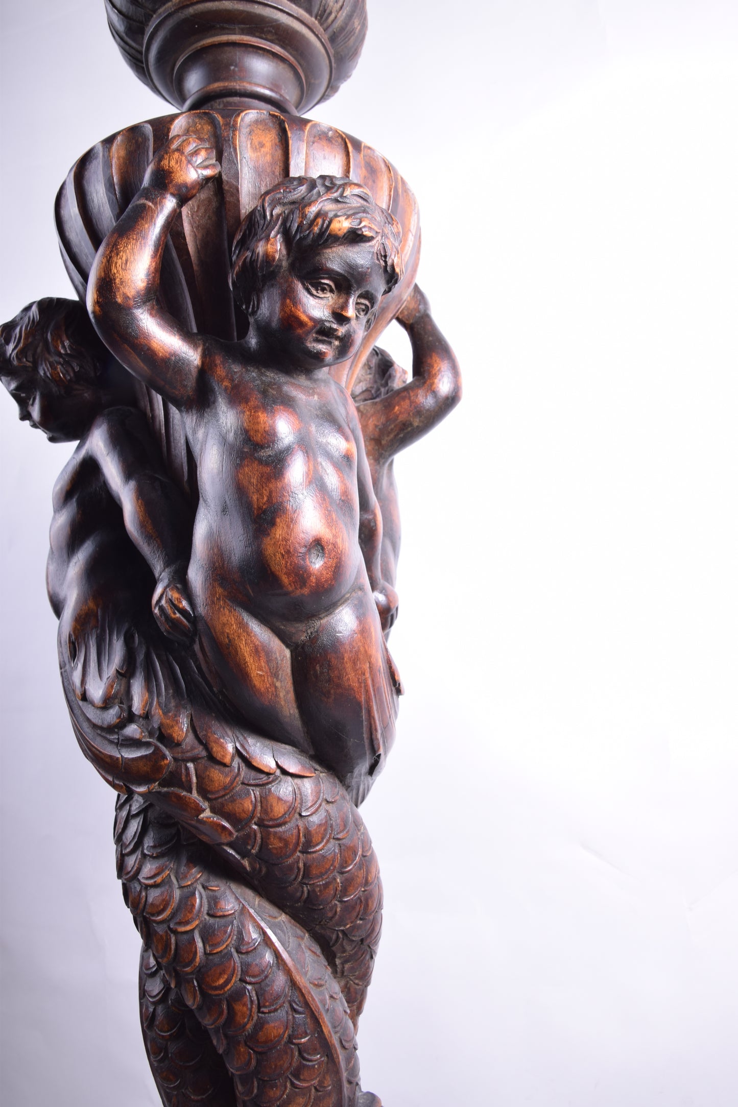 Duża lampa drewniana rzeźbiona z aniołami II połowa XIX wieku 192x45 cm