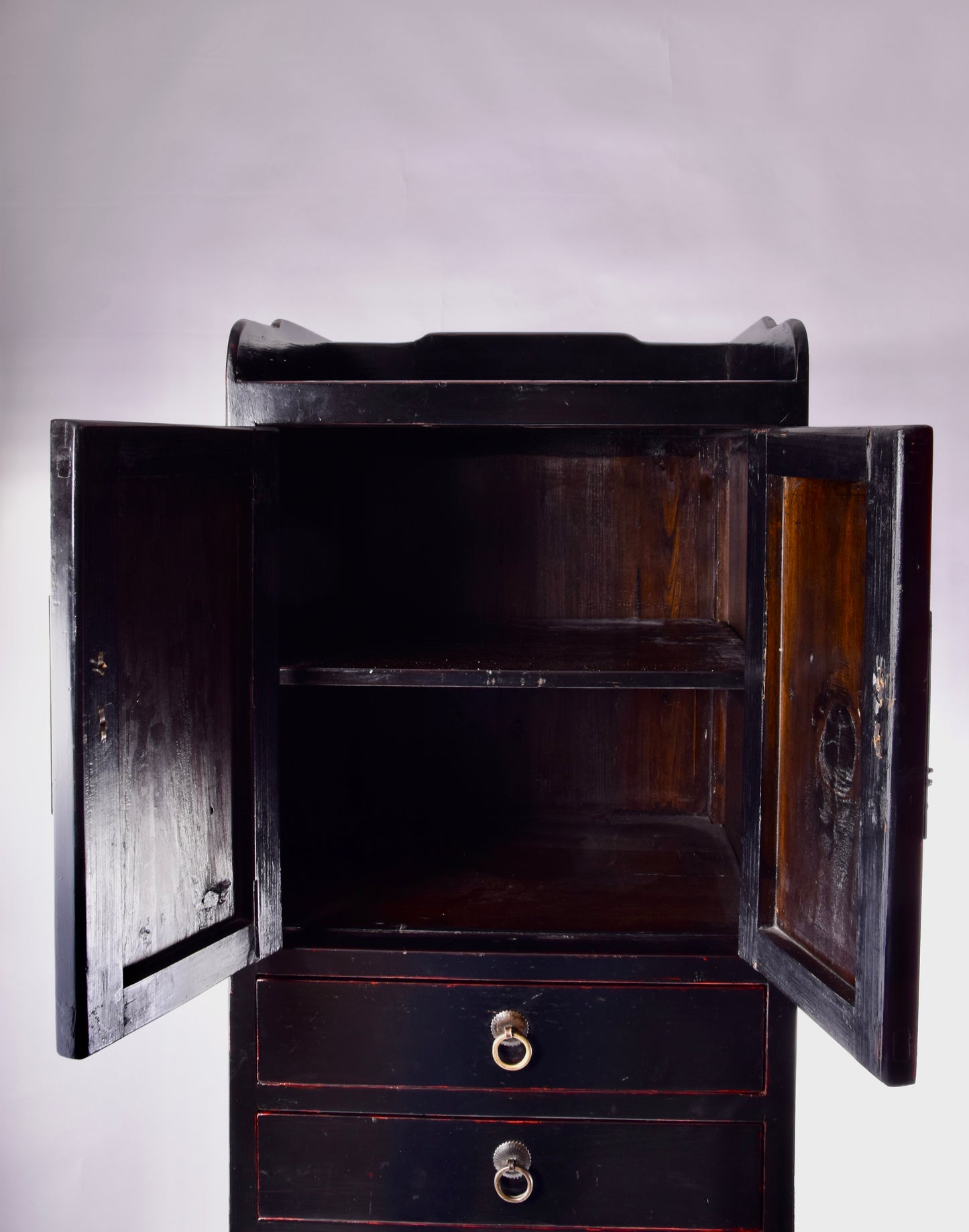 Sztuka Chin komoda czarna z karminowym akcentem smukła XXw 160x45x38cm