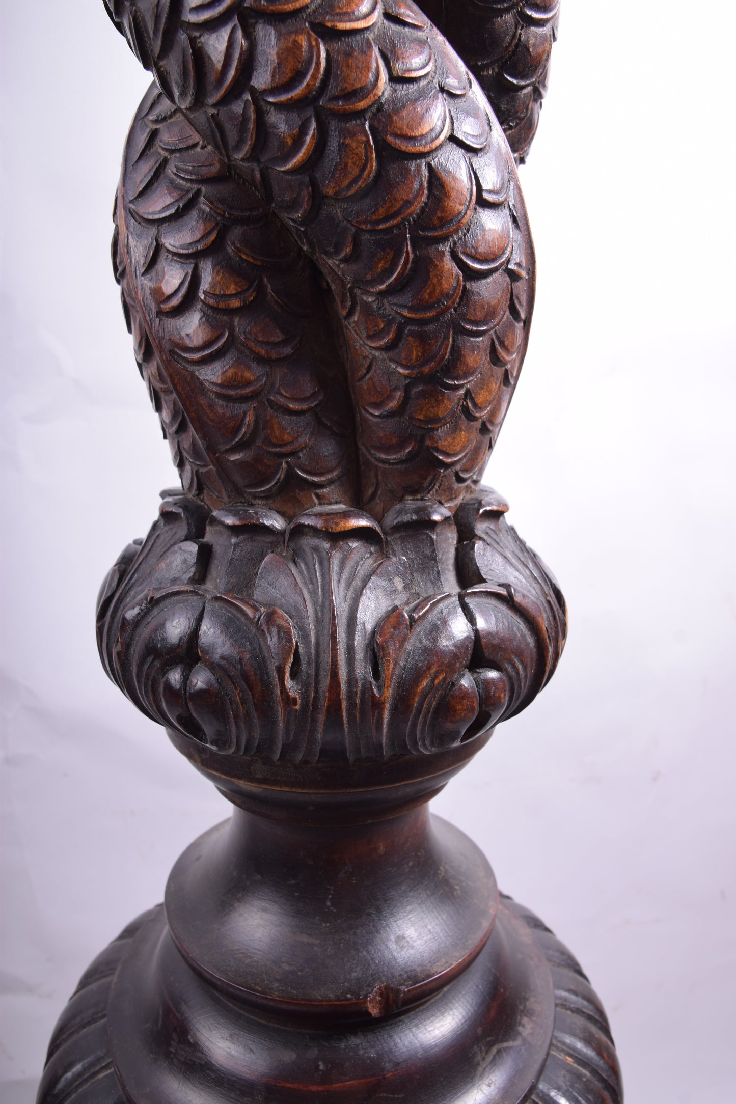 Duża lampa drewniana rzeźbiona z aniołami II połowa XIX wieku 192x45 cm