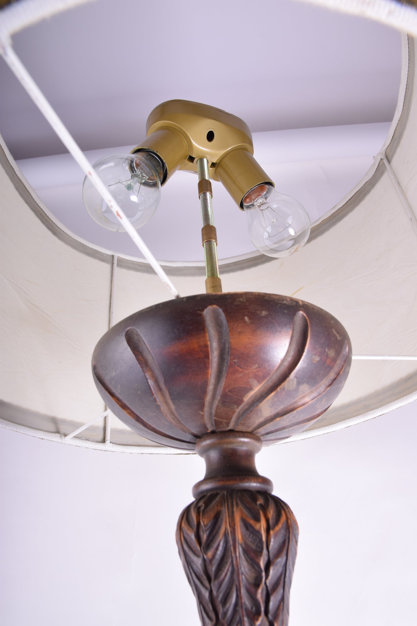 Duża lampa drewniana rzeźbiona z aniołami II połowa XIX wieku 192x45 cm