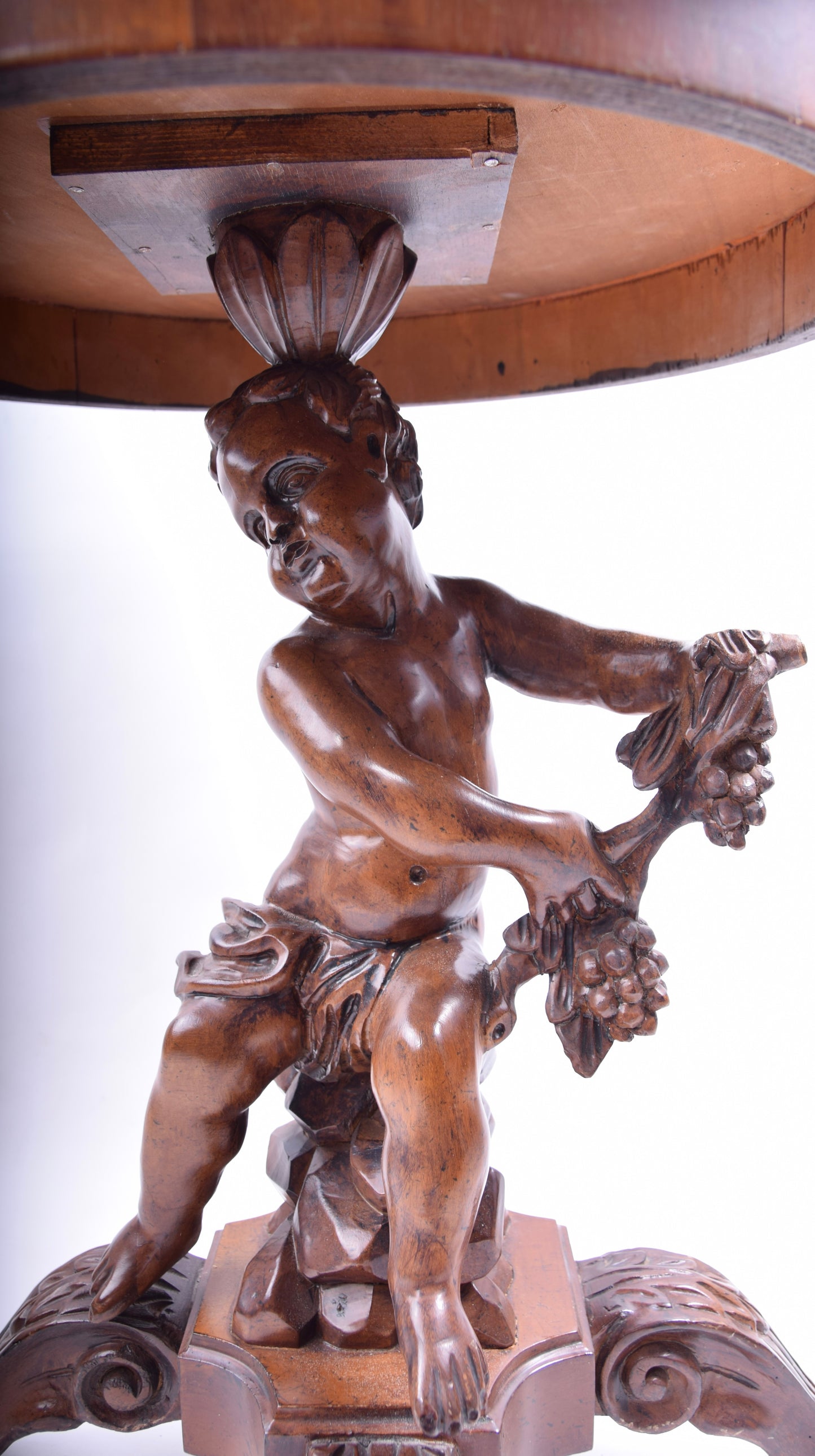 Okolicznościowy mały stolik z aniołem putto 47.5 x 56 cm