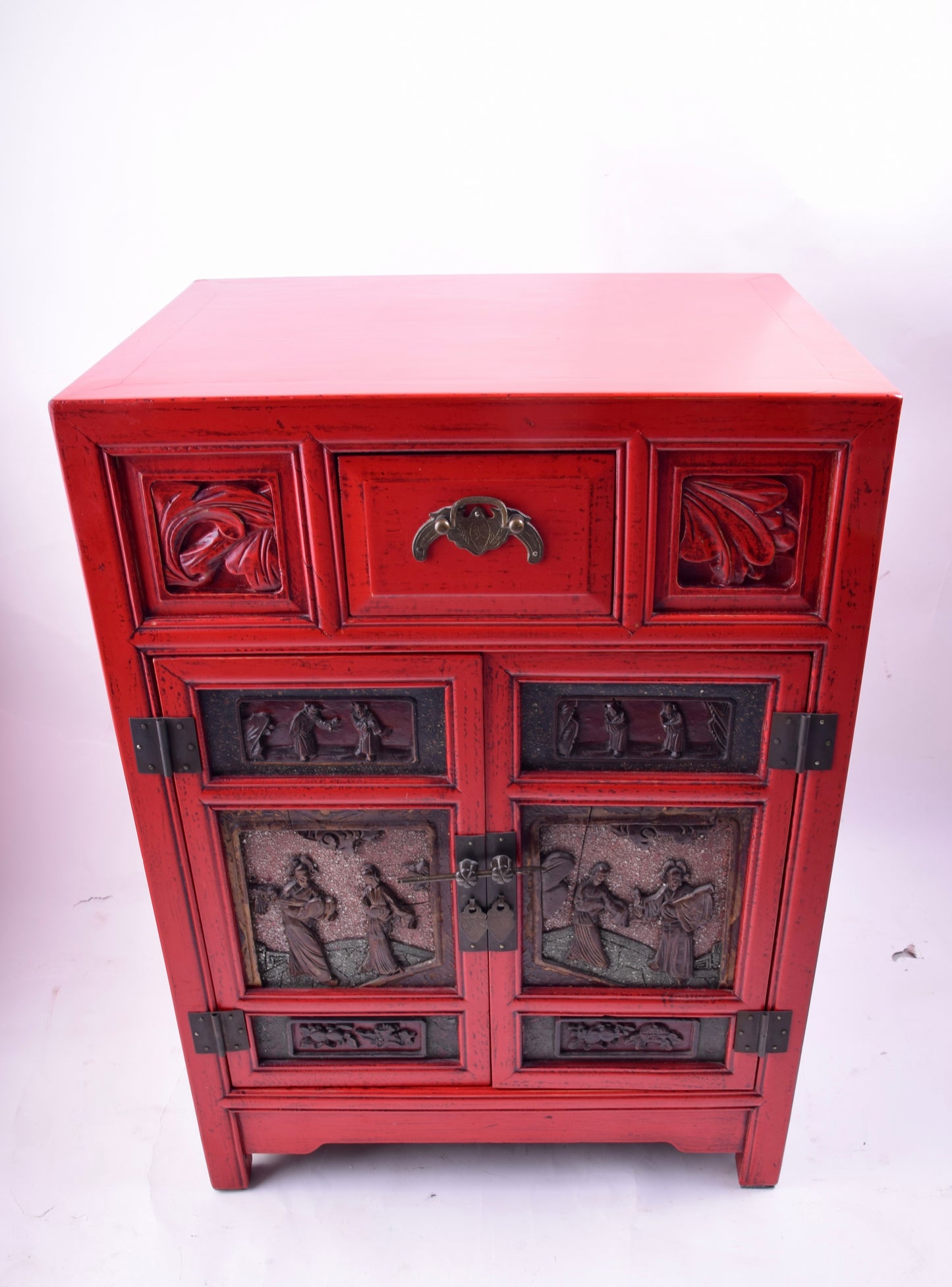 Sztuka Chin czerwona komódka z rzeźbionymi drzwiczkami 71x52x41 cm