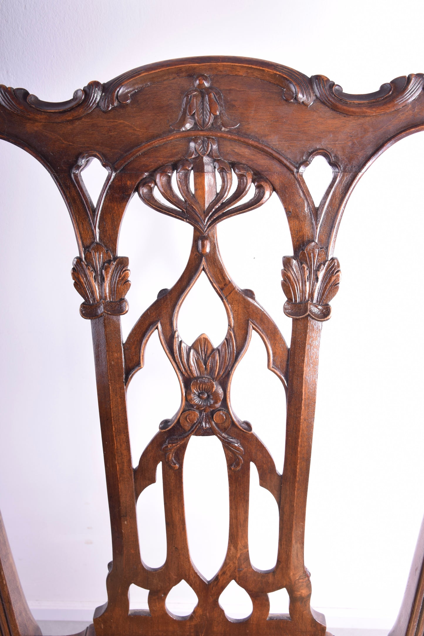 4 krzesła rzeźbione 2+2 w stylu Chippendale połowa XX w 100x70x60 cm