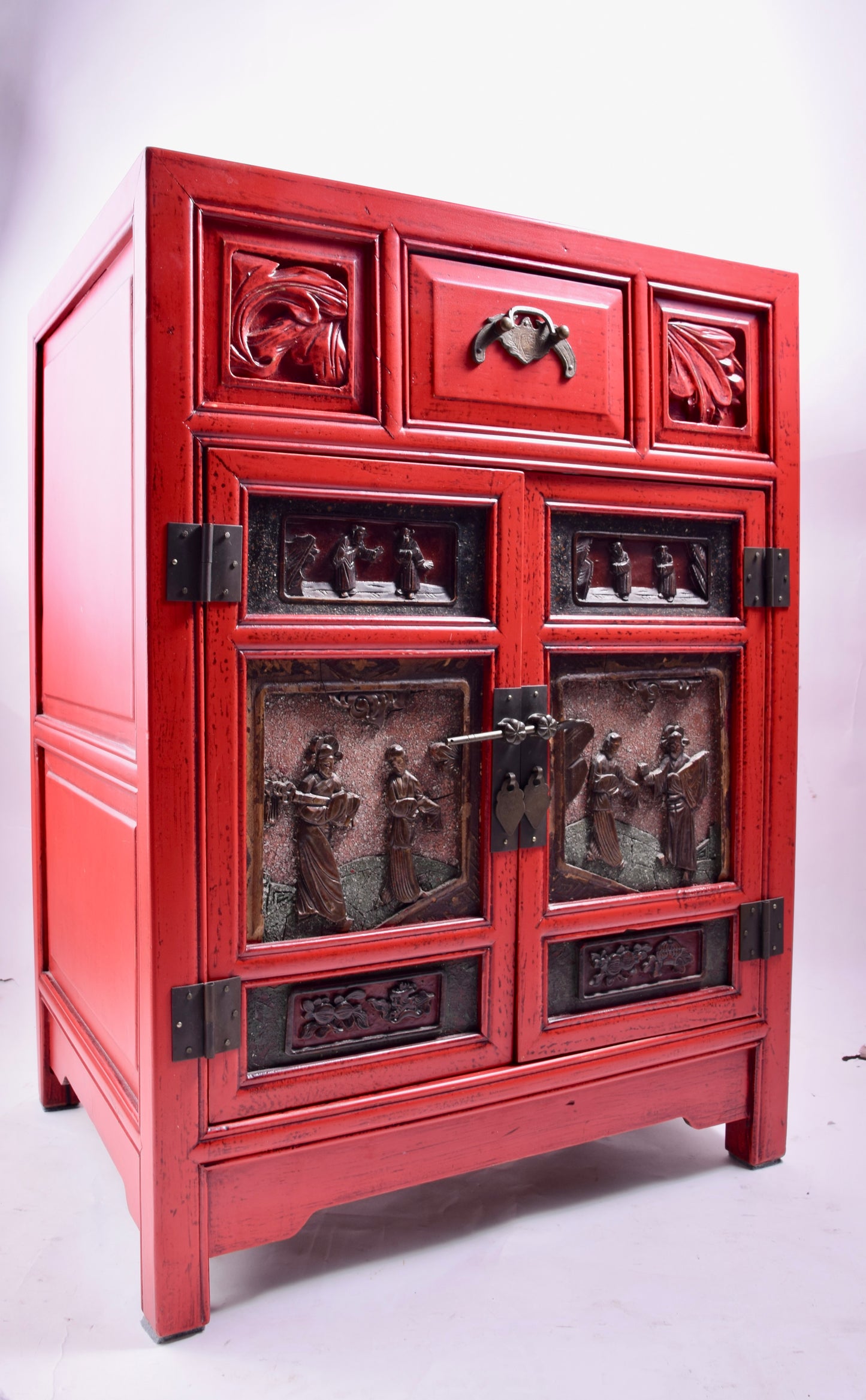 Sztuka Chin czerwona komódka z rzeźbionymi drzwiczkami 71x52x41 cm