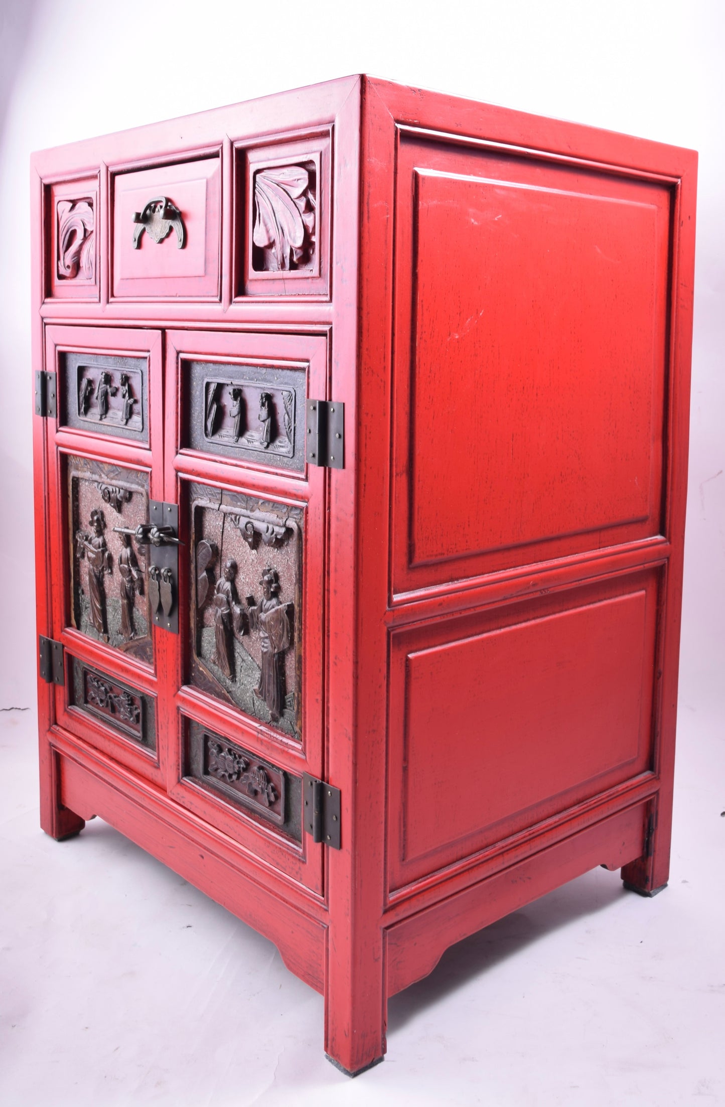 Sztuka Chin czerwona komódka z rzeźbionymi drzwiczkami 71x52x41 cm