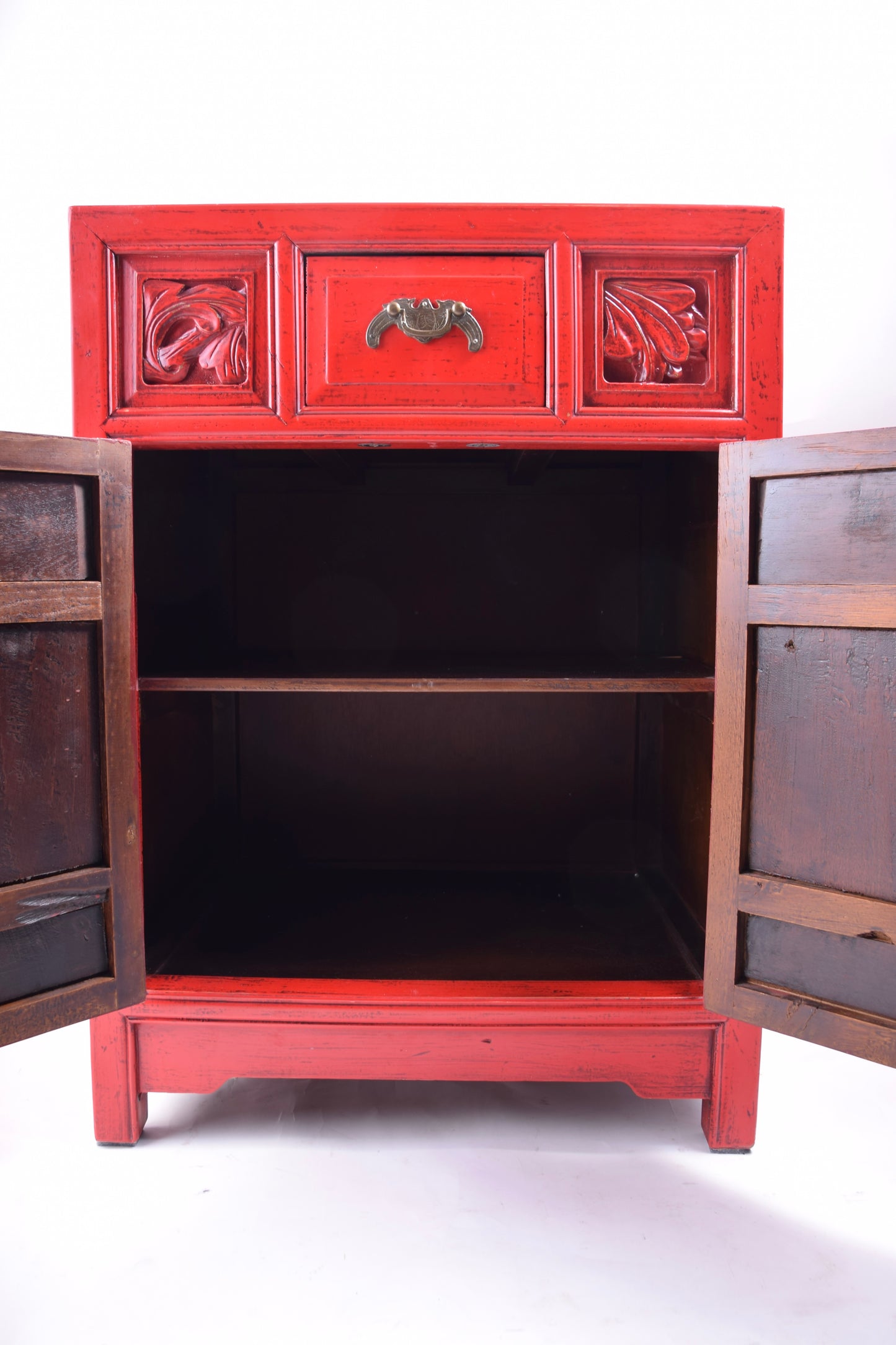 Sztuka Chin czerwona komódka z rzeźbionymi drzwiczkami 71x52x41 cm