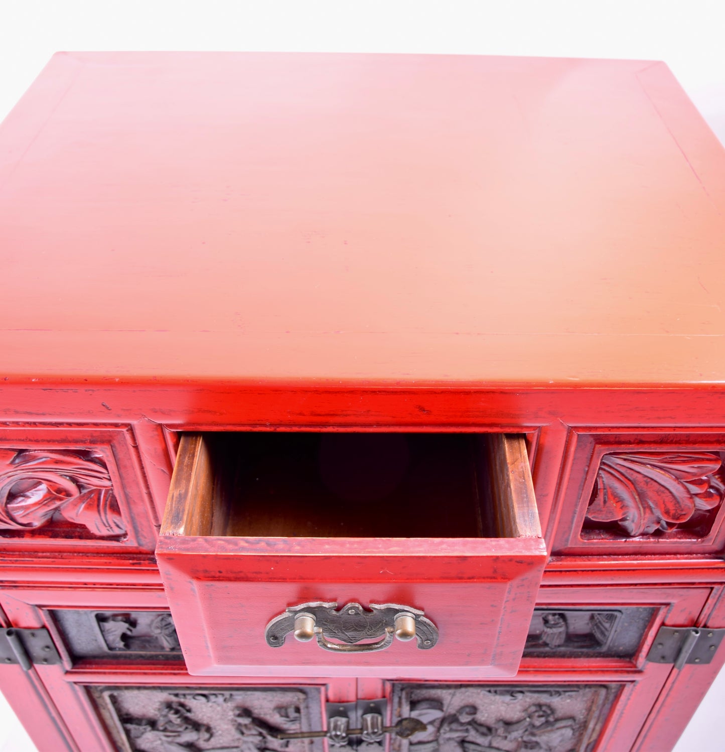 Sztuka Chin czerwona komódka z rzeźbionymi drzwiczkami 71x52x41 cm