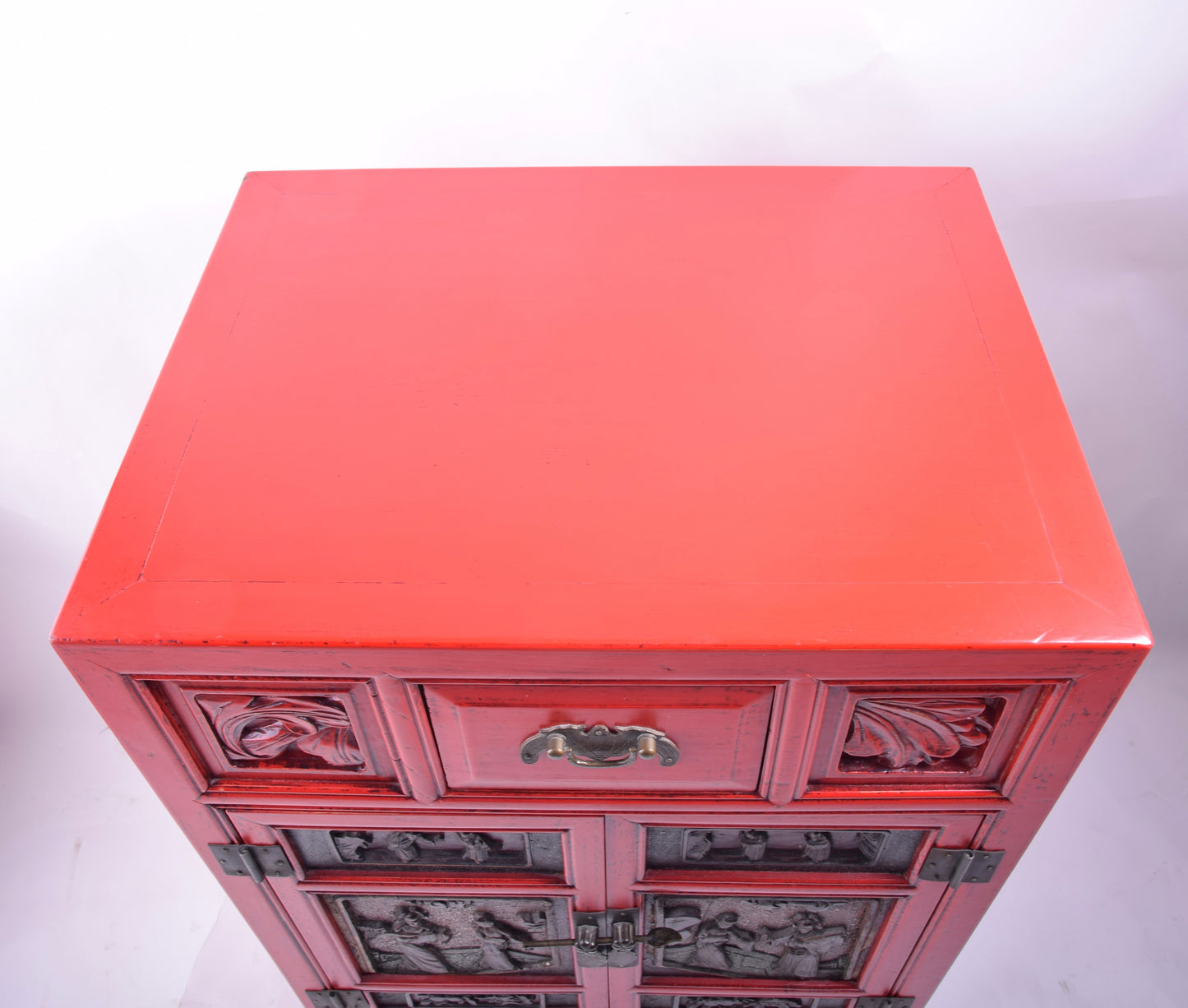 Sztuka Chin czerwona komódka z rzeźbionymi drzwiczkami 71x52x41 cm