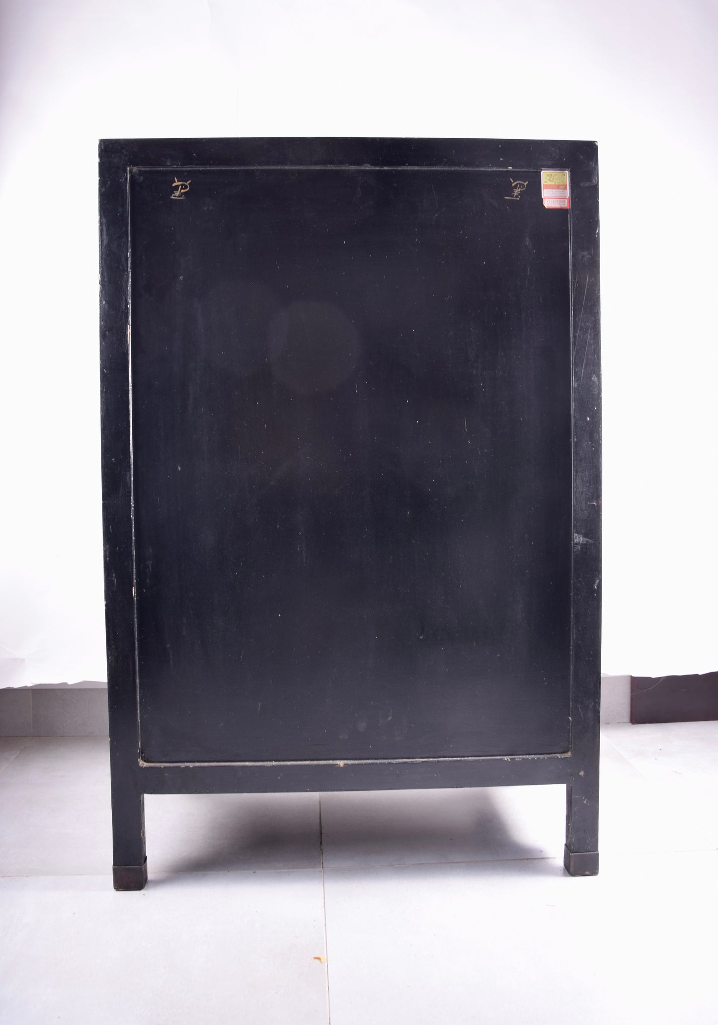 Chińska komoda dekoracyjna bogato zdobiona XX wiek 105x69x35cm