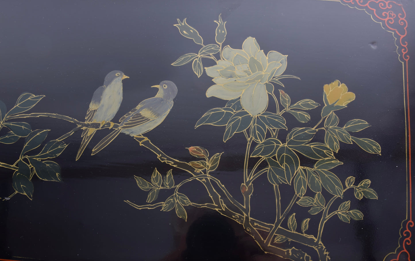 Malowana chińska zgrabna komoda w kwiaty i ptaki XX wiek 93x61x31cm