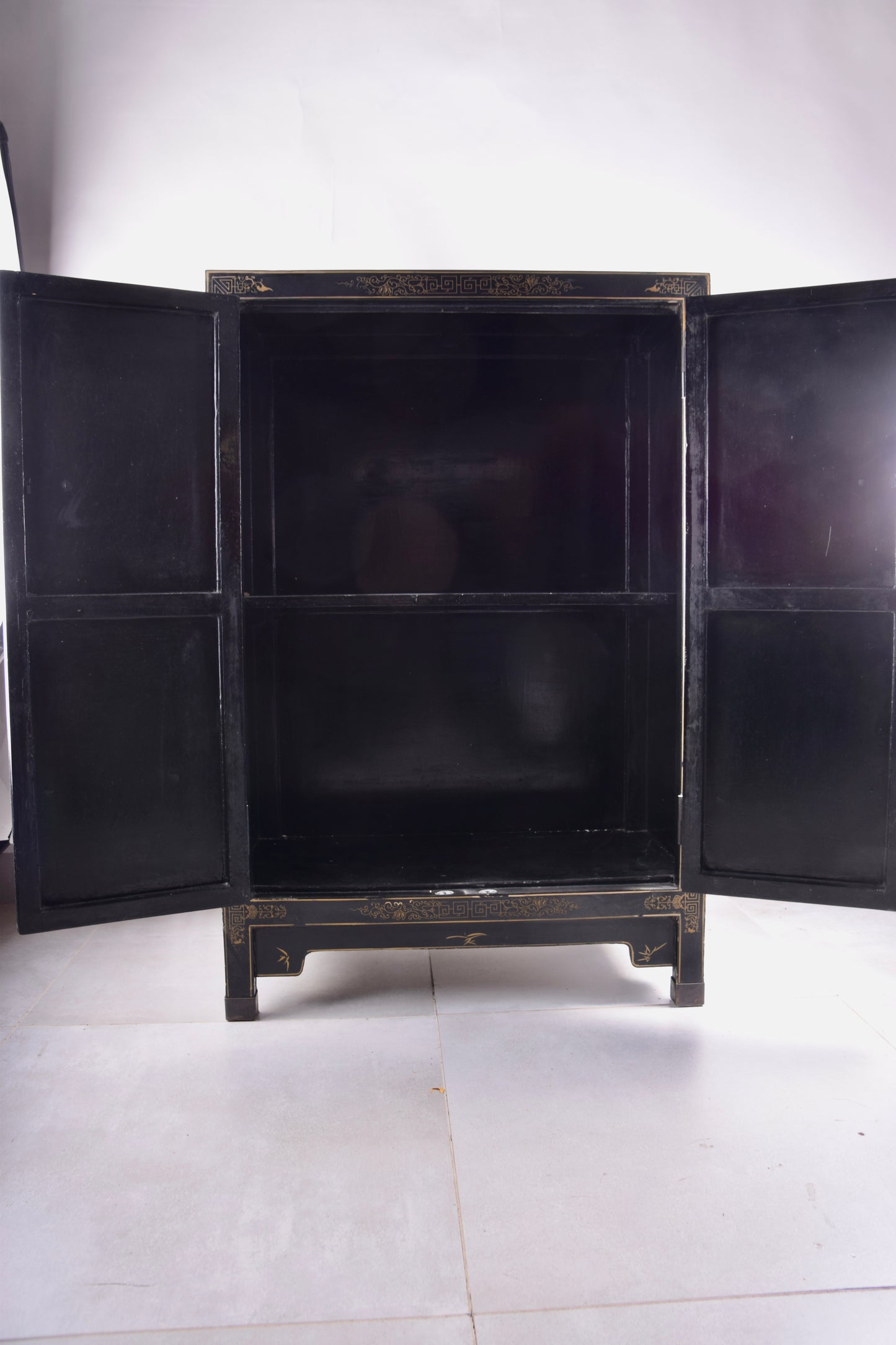 Chińska komoda dekoracyjna bogato zdobiona XX wiek 105x69x35cm