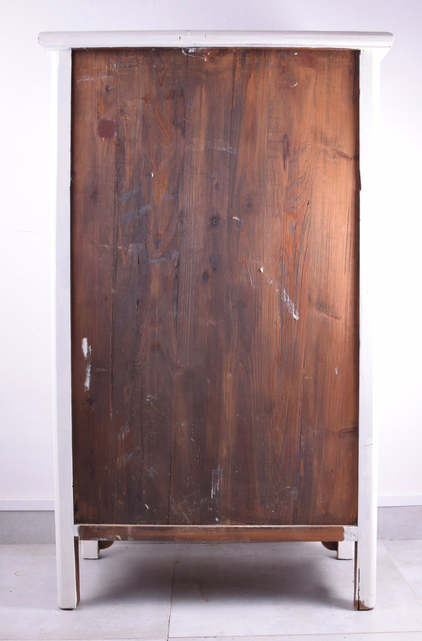 Biała szafka komoda w formie pagody Chiny II połowa XX w 131x75x40 cm