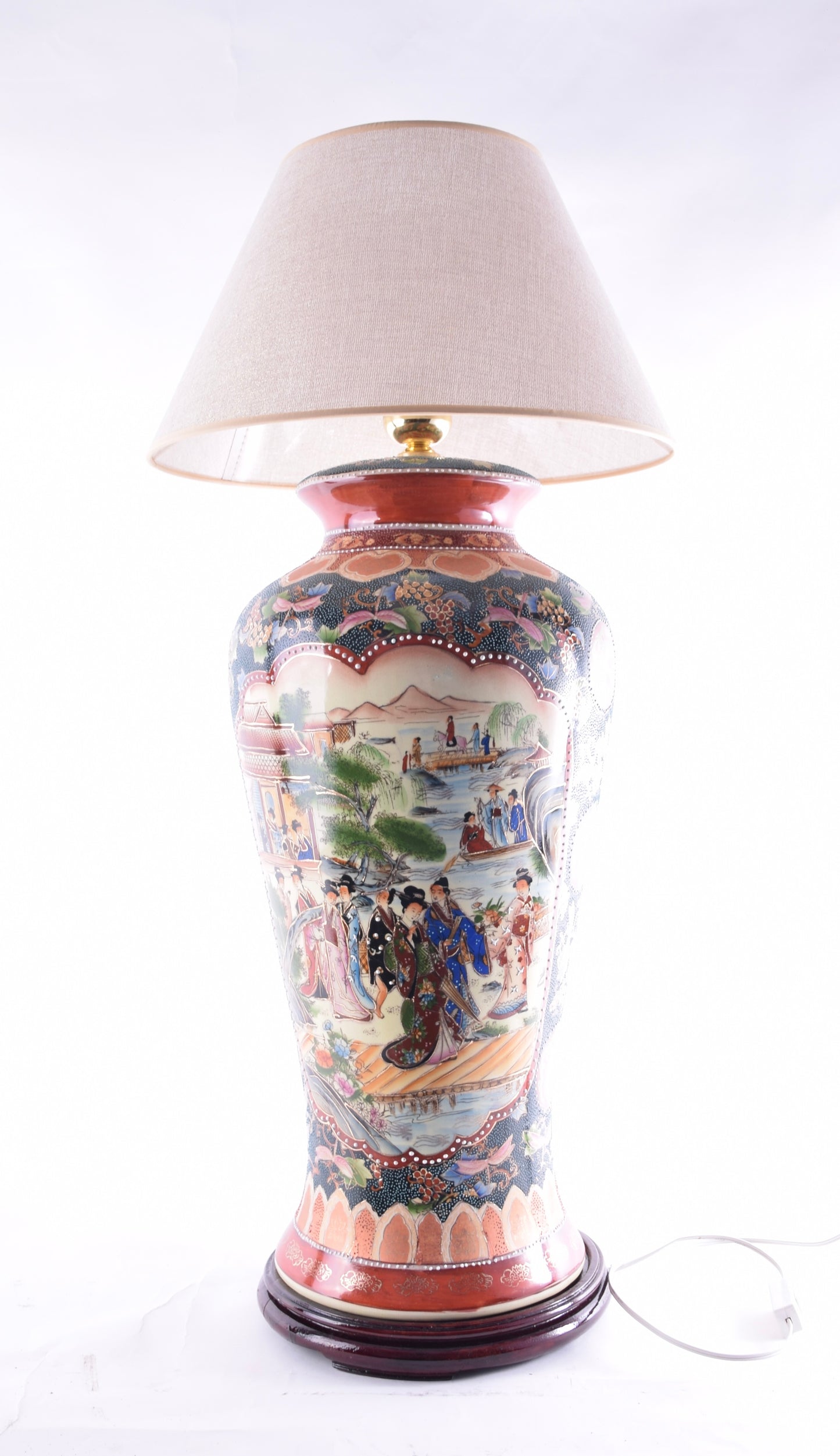 Duża lampa z gejszami bogato zdobiona II połowa XX wieku 88x40 cm