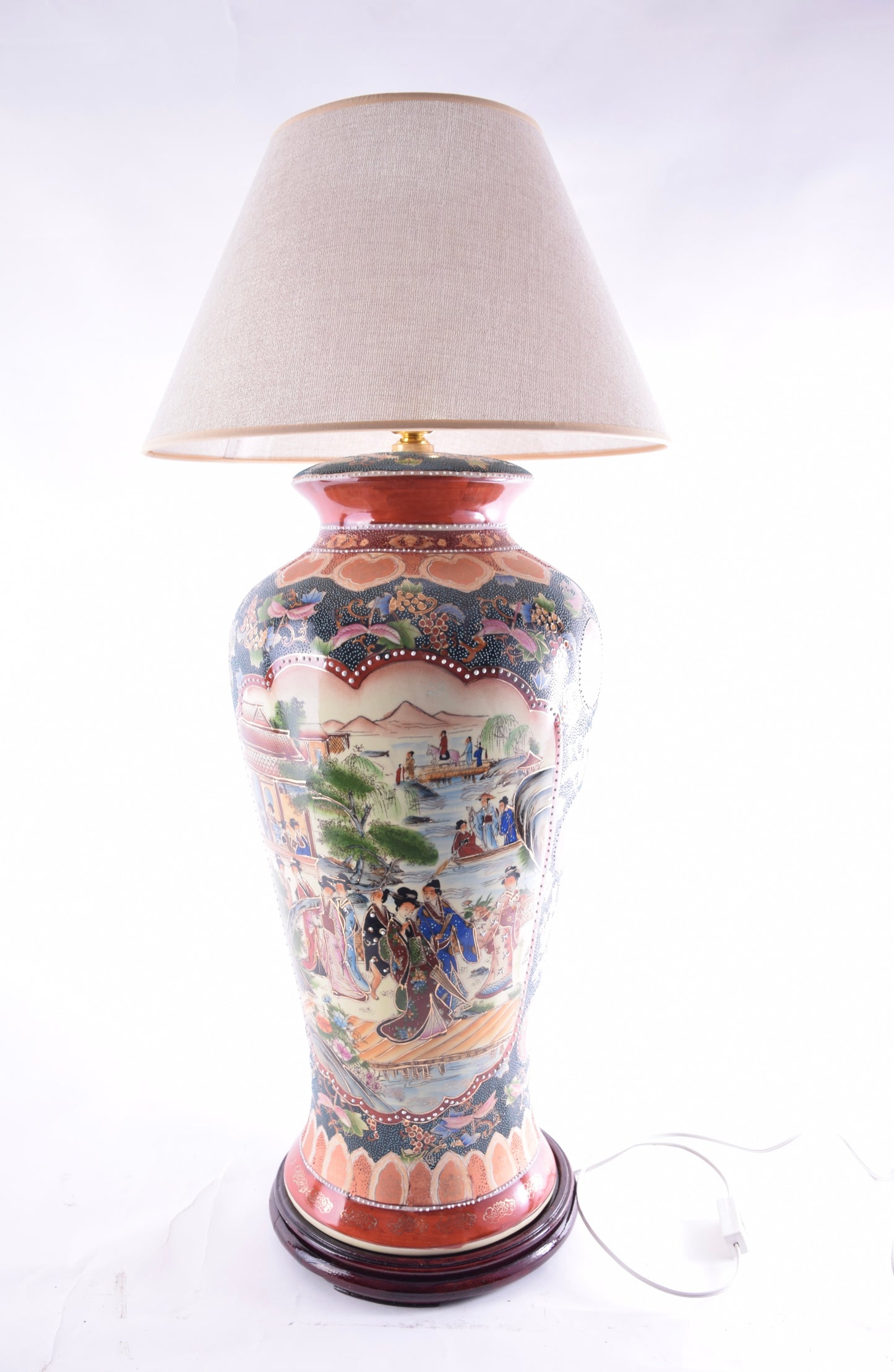 Duża lampa z gejszami bogato zdobiona II połowa XX wieku 88x40 cm