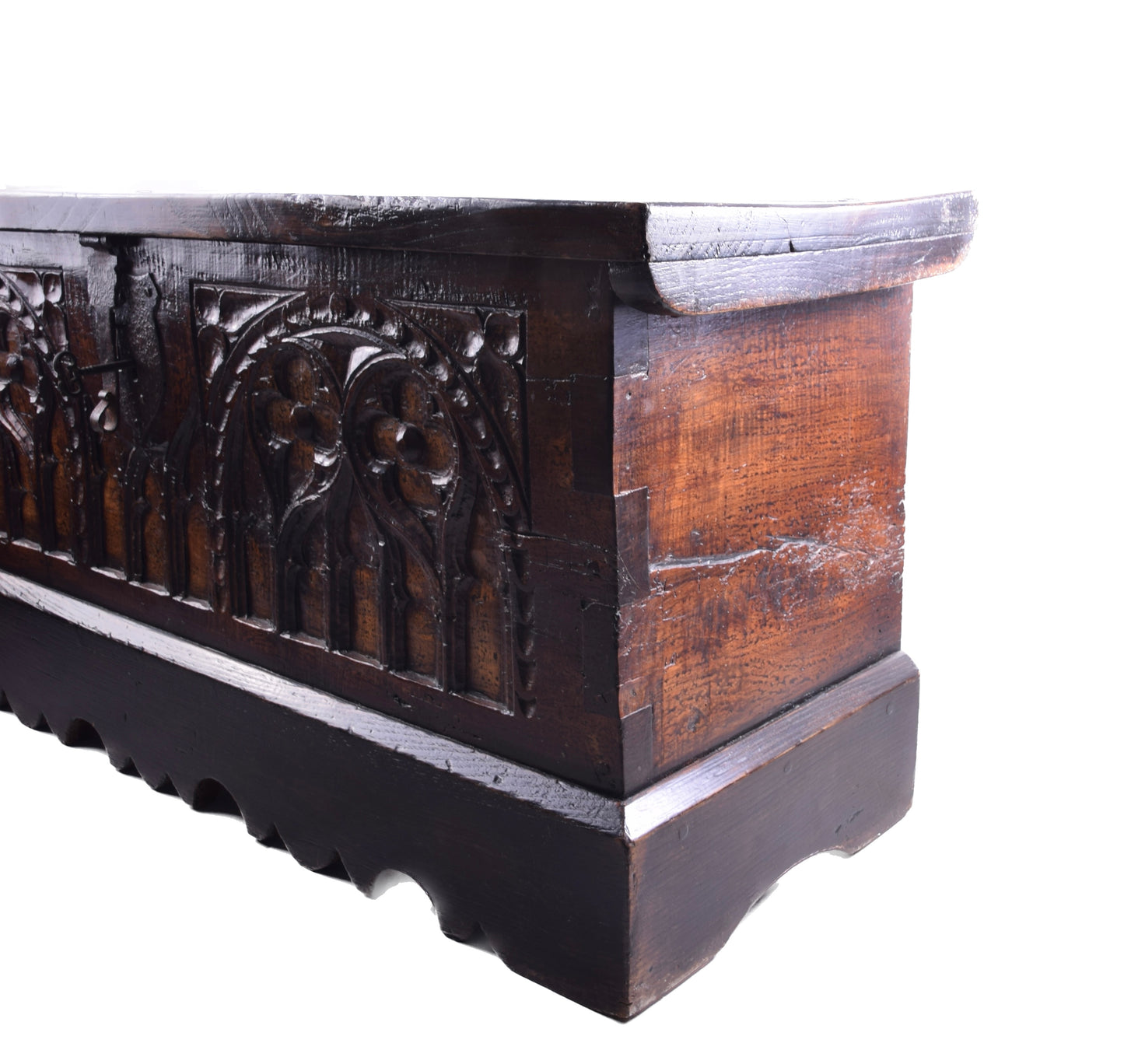 stylowa skrzynia w stylu gotyckim XX wiek 110 cm