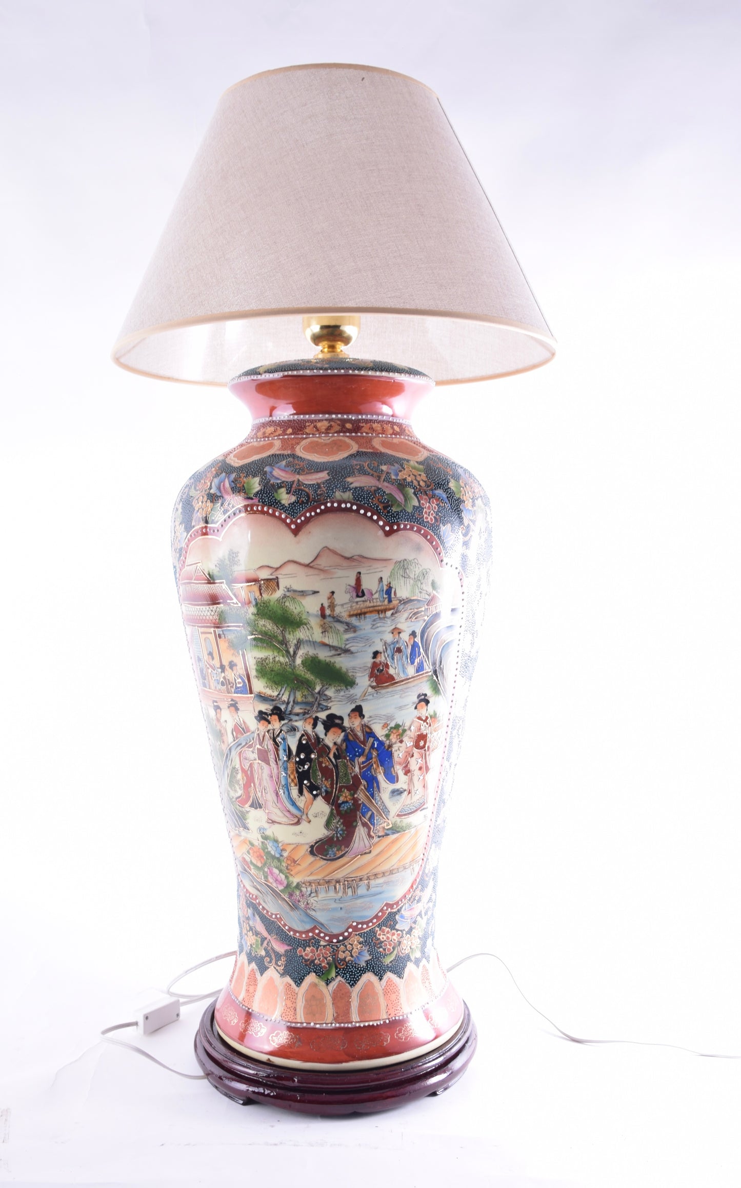 Duża lampa z gejszami bogato zdobiona II połowa XX wieku 88x40 cm