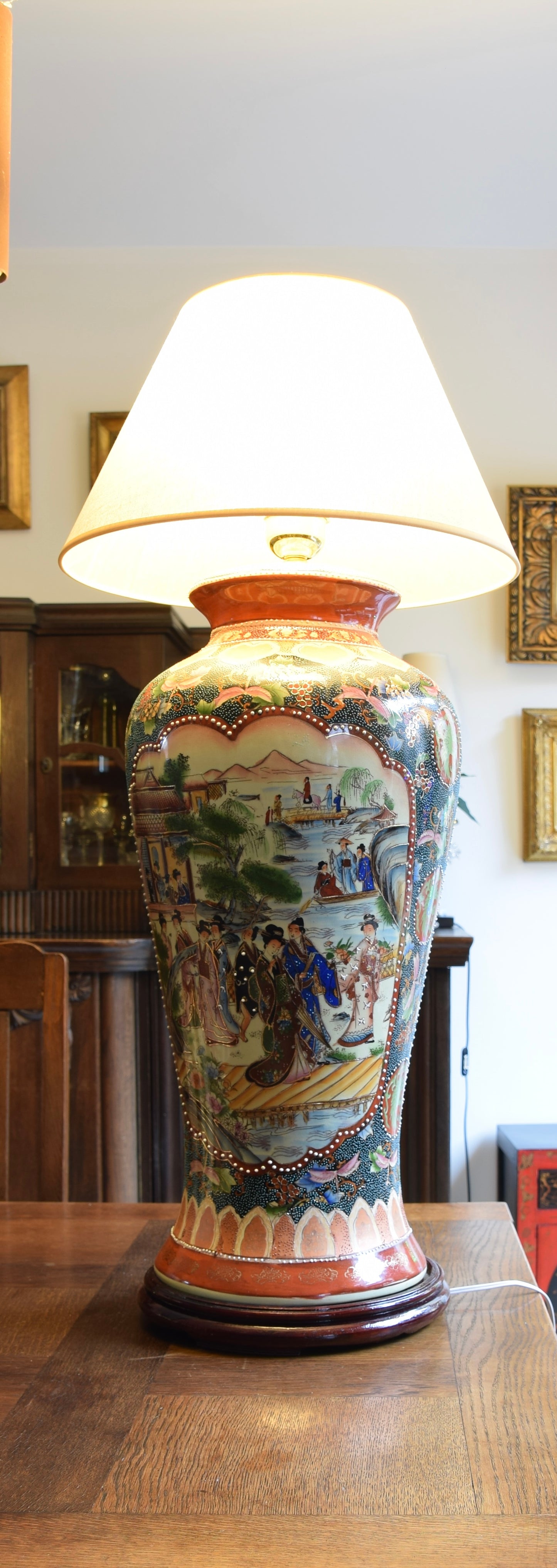 Duża lampa z gejszami bogato zdobiona II połowa XX wieku 88x40 cm