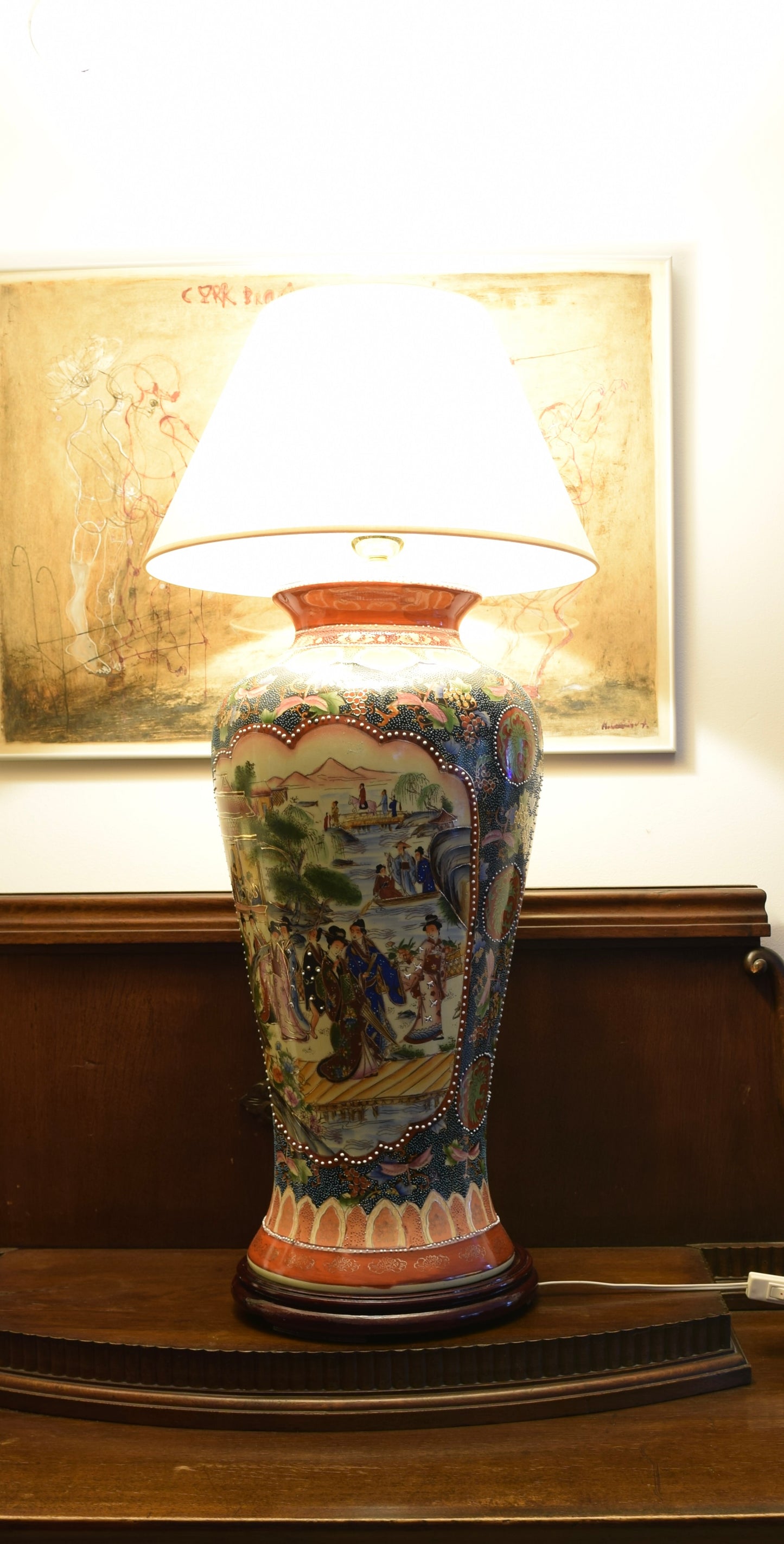 Duża lampa z gejszami bogato zdobiona II połowa XX wieku 88x40 cm