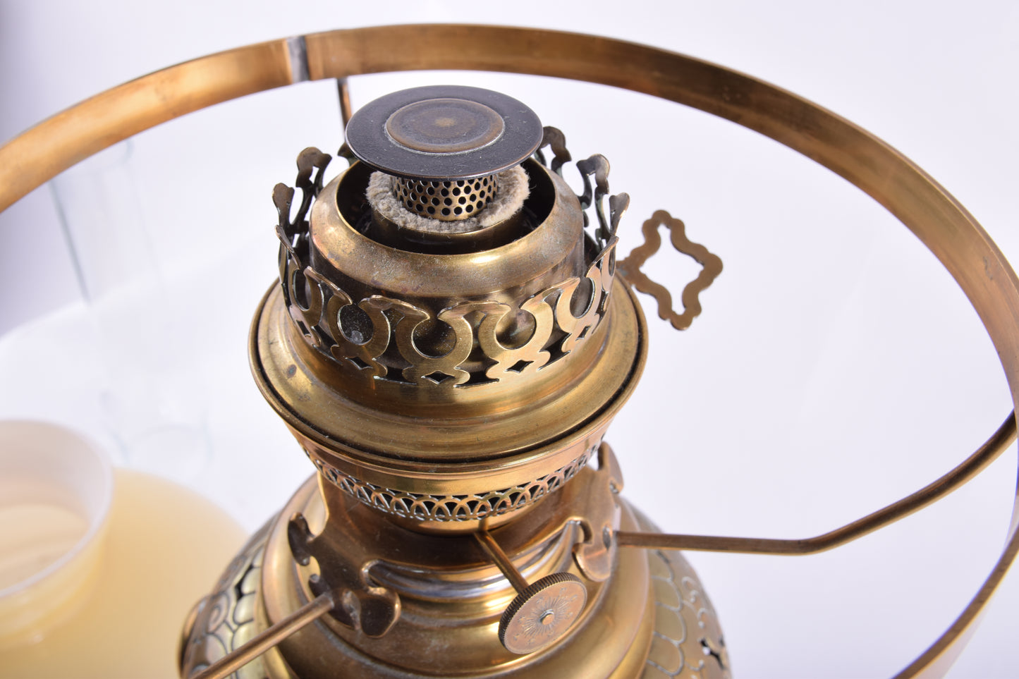 Antyczna lampa naftowa Kosmos – Eckel & Glinicke – z dedykacją z 1875 r.