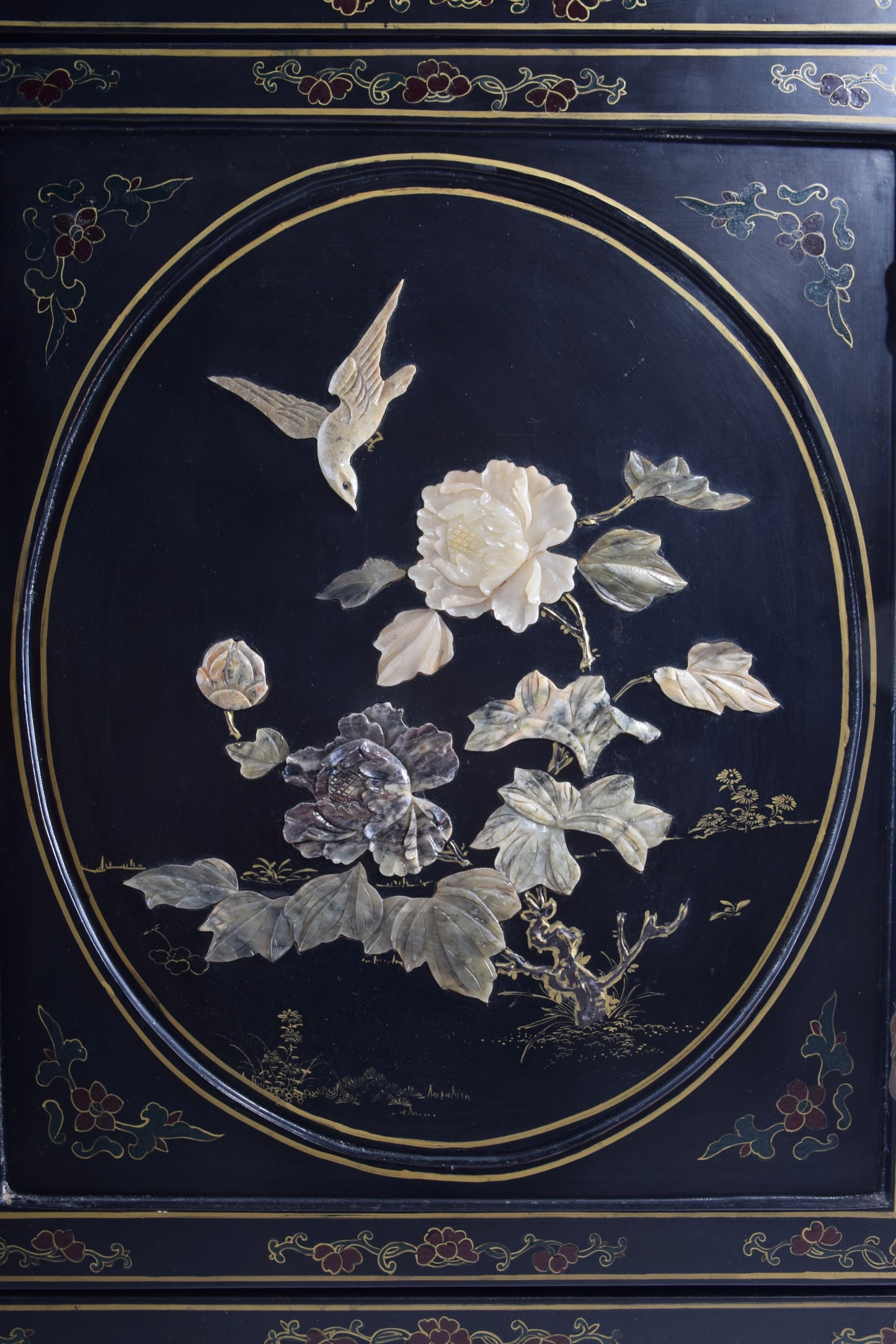 Sztuka Chin piękna komoda z medalionem zdobiona kamieniami XX w 87x51x33cm