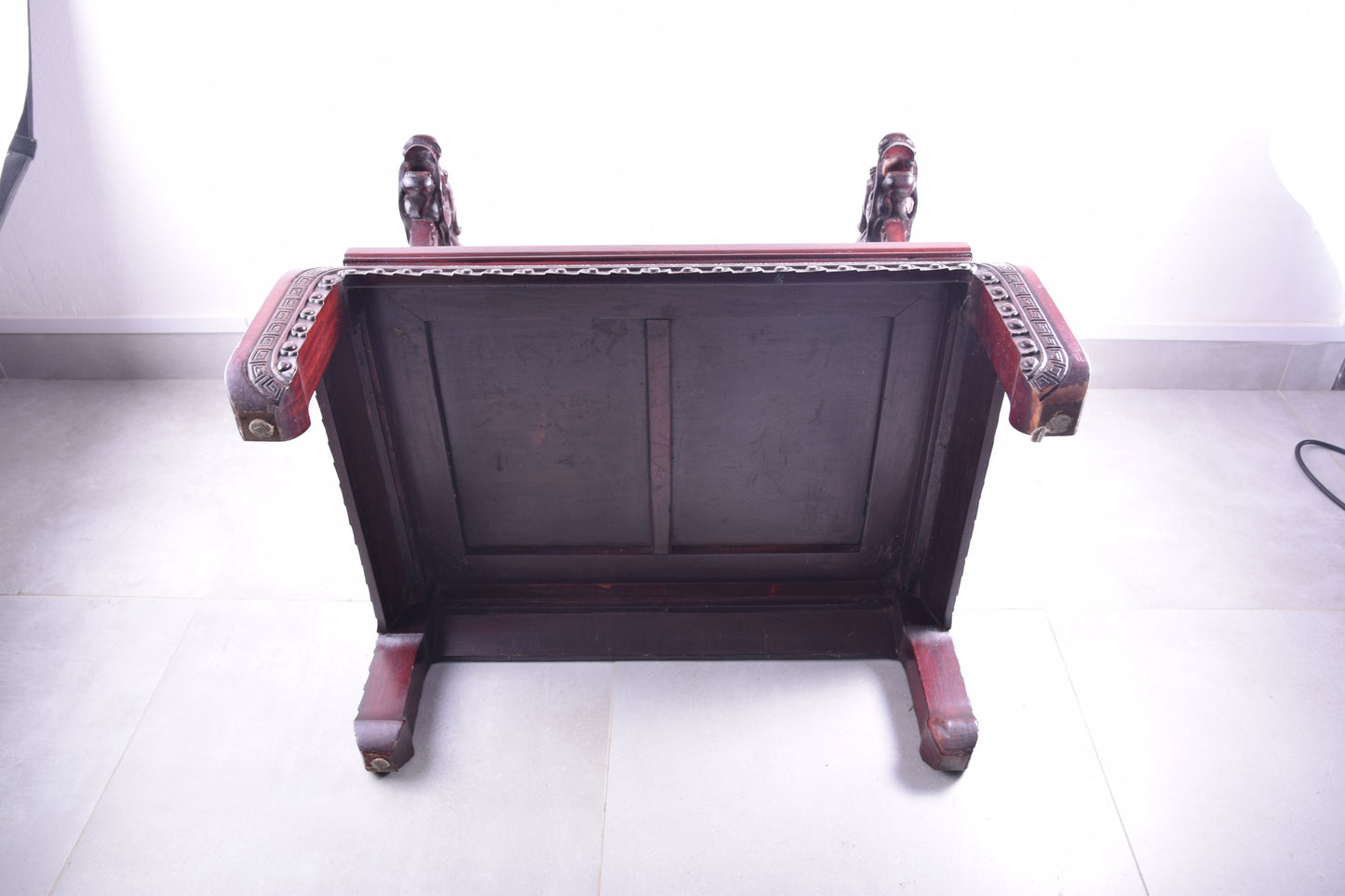 Rzeźbiony fotel chiński z motywem smoków, lata 50. XXw 77x77x57cm