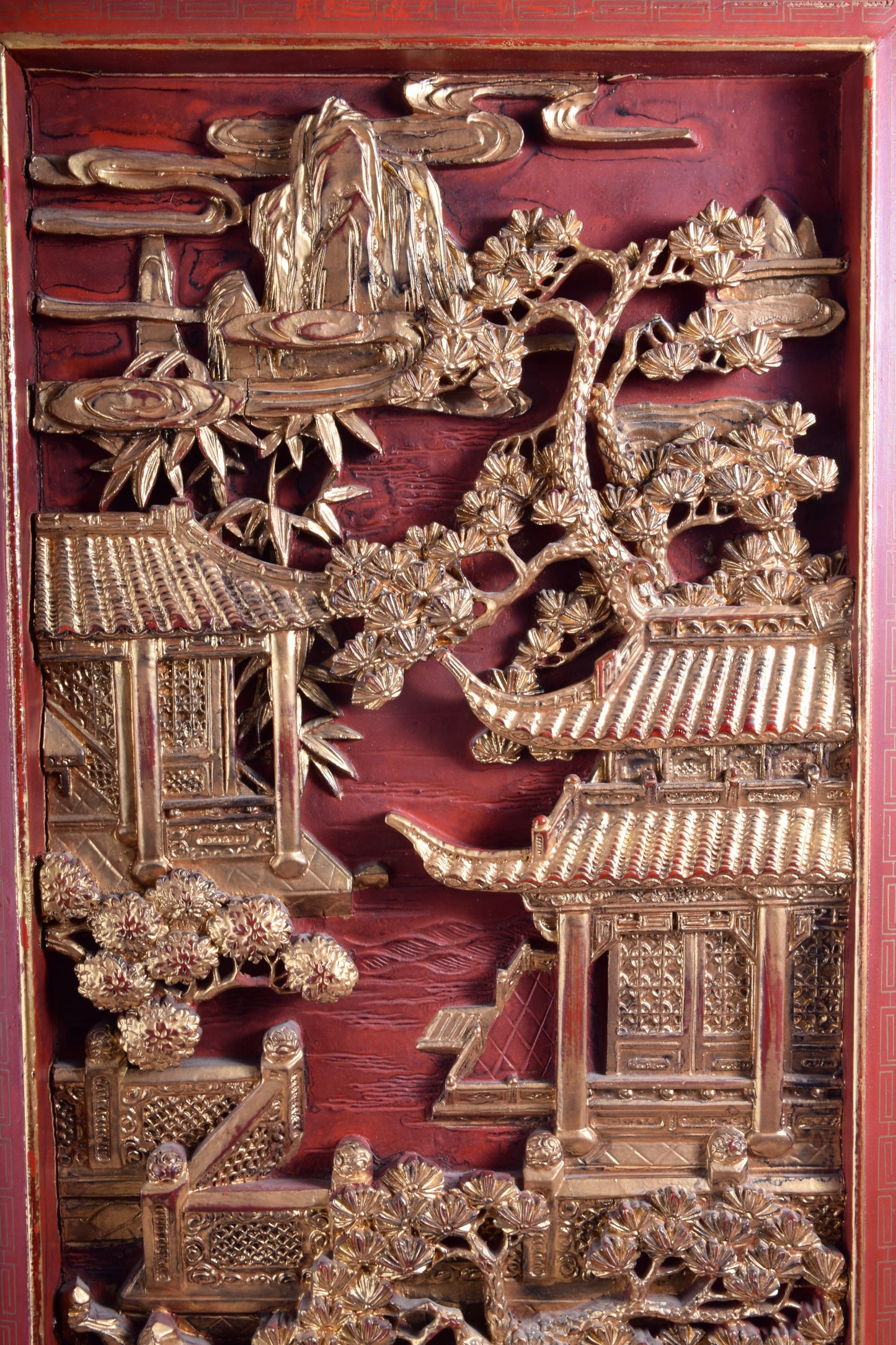 Chiński panel ścienny rzeźbiony ze złoconym pejzażem 81 x 40.5 x 3.5 cm
