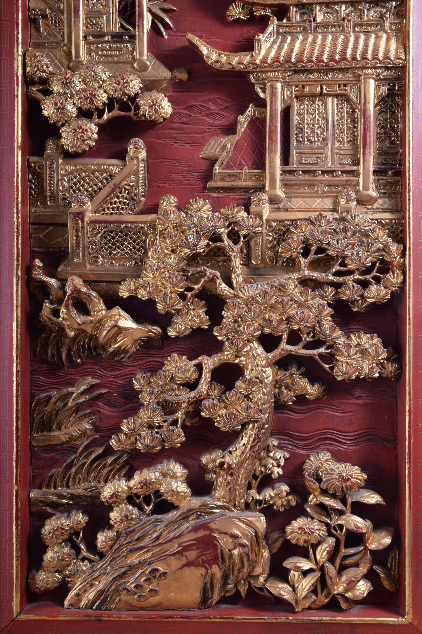Chiński panel ścienny rzeźbiony ze złoconym pejzażem 81 x 40.5 x 3.5 cm