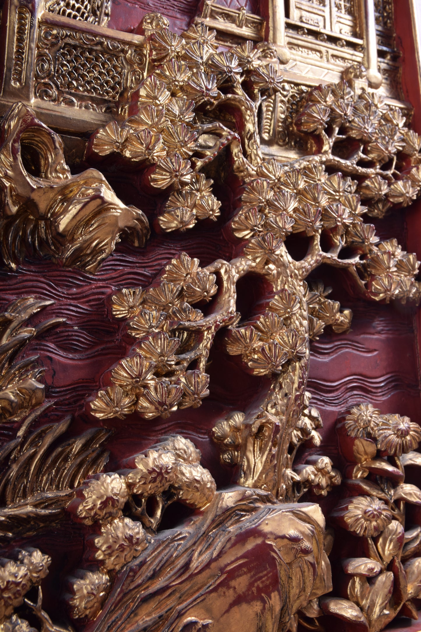 Chiński panel ścienny rzeźbiony ze złoconym pejzażem 81 x 40.5 x 3.5 cm