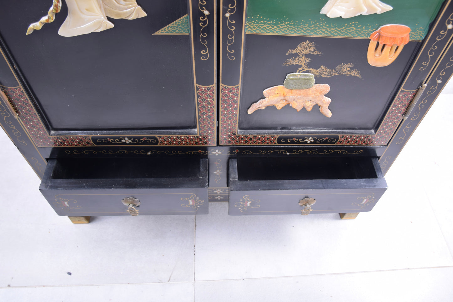 Chińska szafka lakierowana z intarsją ręcznie zdobiona lata 70–80 102x66x32