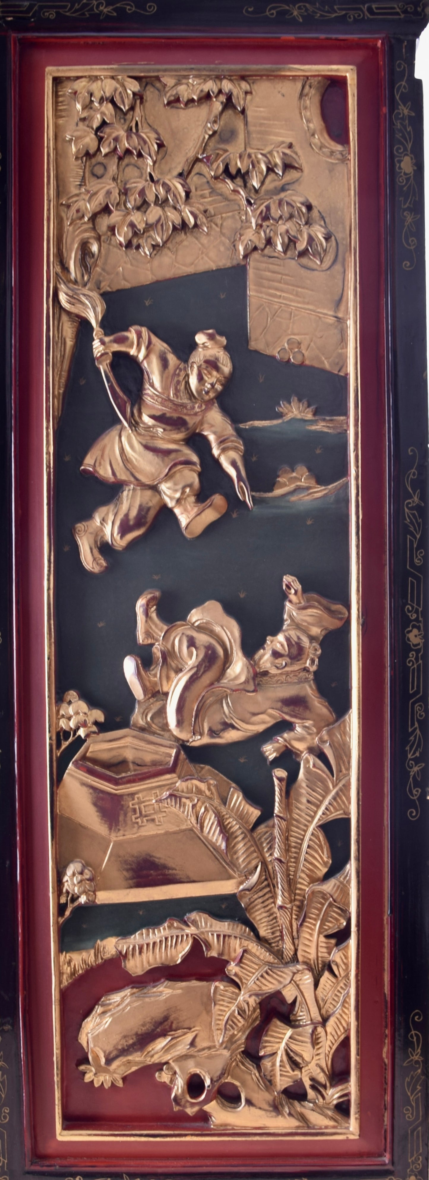 Chińska szafka złocona rzeźbiona – sceny wojowników 92x61x30cm