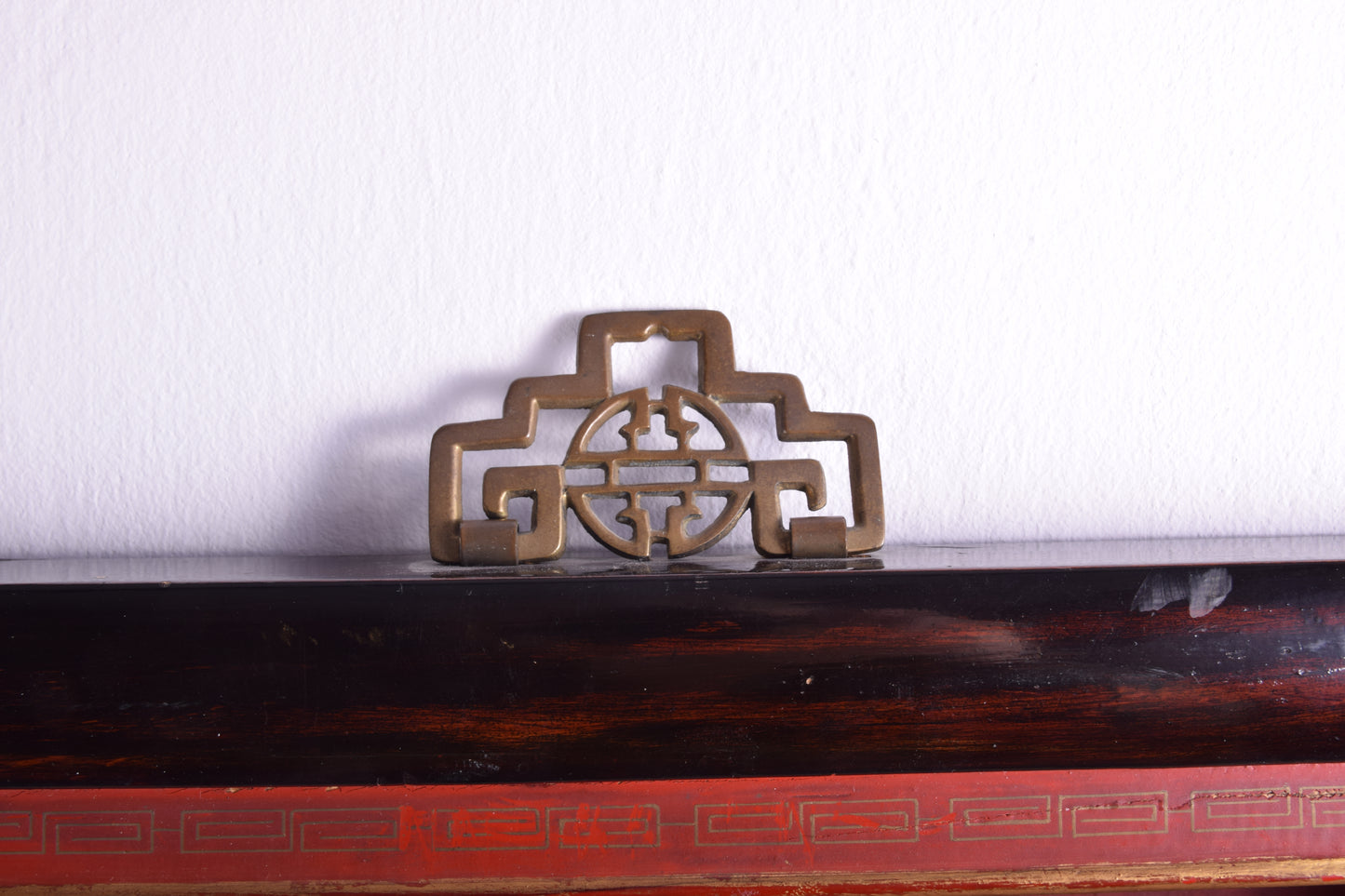 Chiński panel ścienny rzeźbiony ze złoconym pejzażem 81 x 40.5 x 3.5 cm